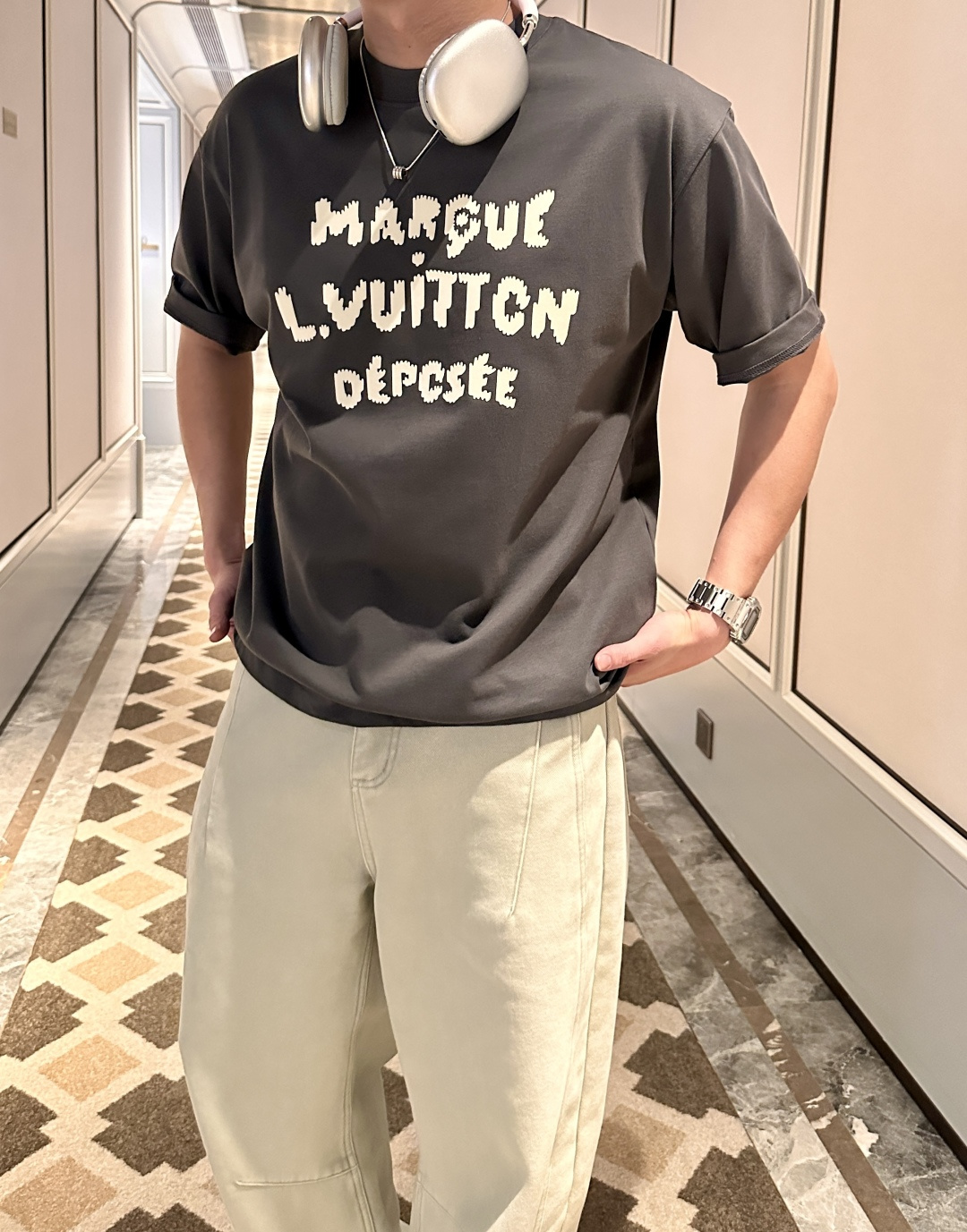 . Lv2026春夏款/官网同步面料采用重磅纯棉精梳棉面料，OS宽松版型，上身版型超正！日常百搭，衣橱必
