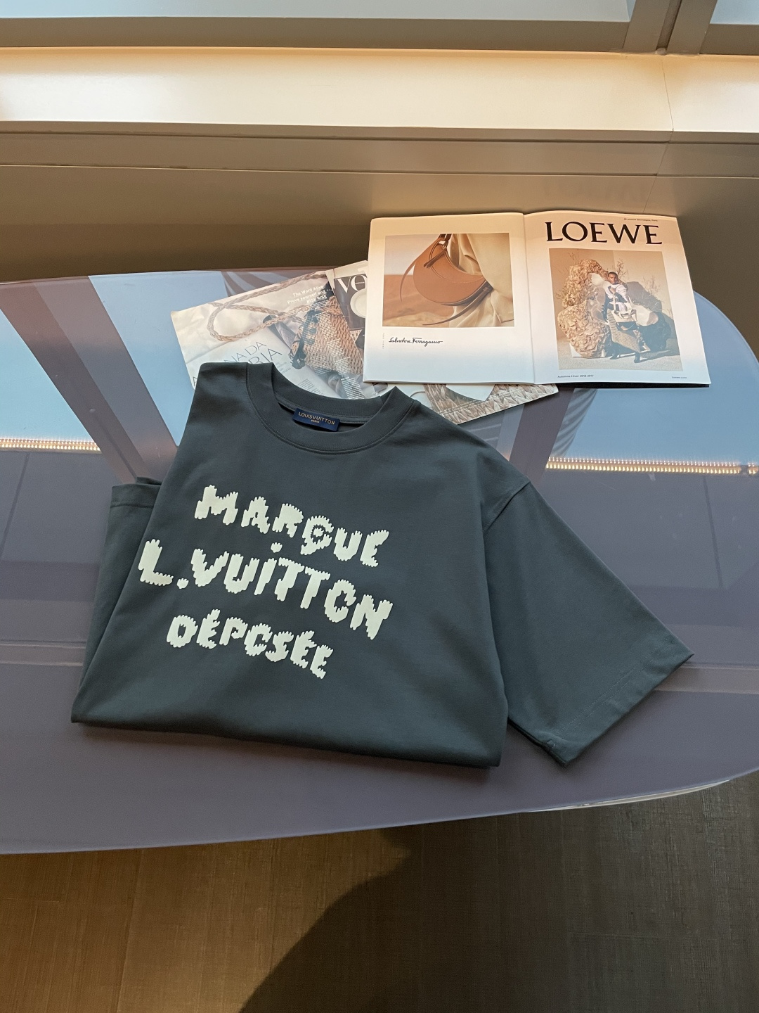 . Lv2026春夏款/官网同步面料采用重磅纯棉精梳棉面料，OS宽松版型，上身版型超正！日常百搭，衣橱必