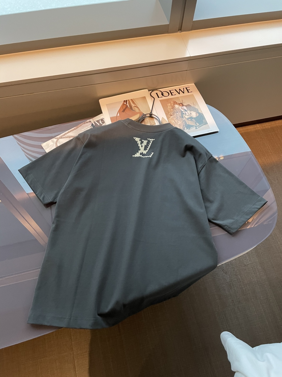 . Lv2026春夏款/官网同步面料采用重磅纯棉精梳棉面料，OS宽松版型，上身版型超正！日常百搭，衣橱必