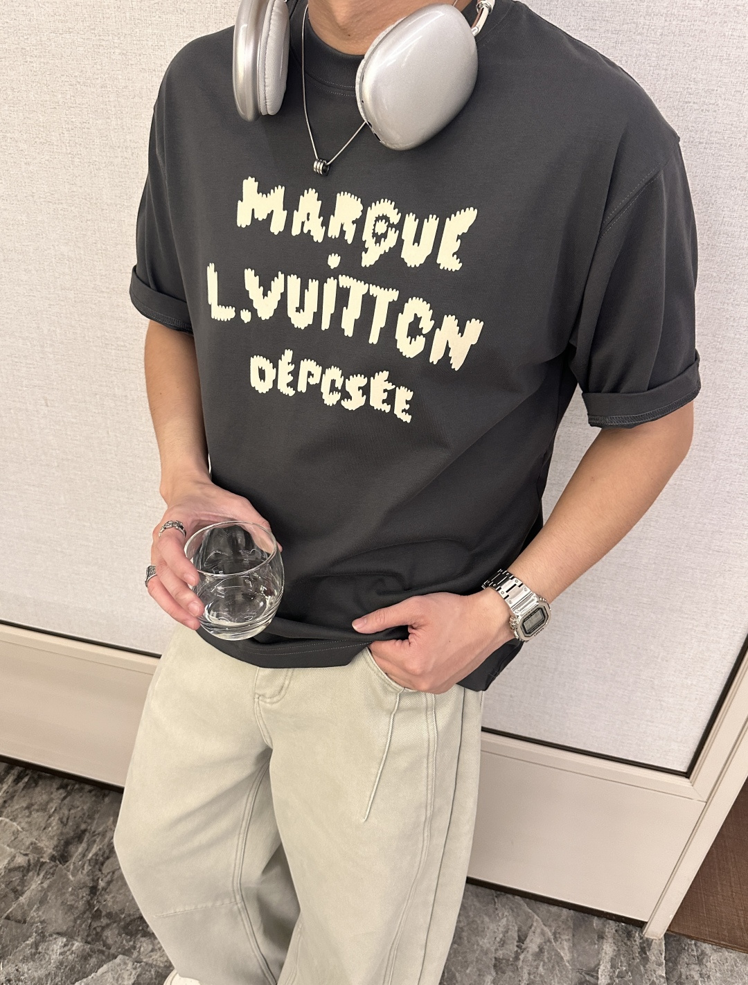 . Lv2026春夏款/官网同步面料采用重磅纯棉精梳棉面料，OS宽松版型，上身版型超正！日常百搭，衣橱必