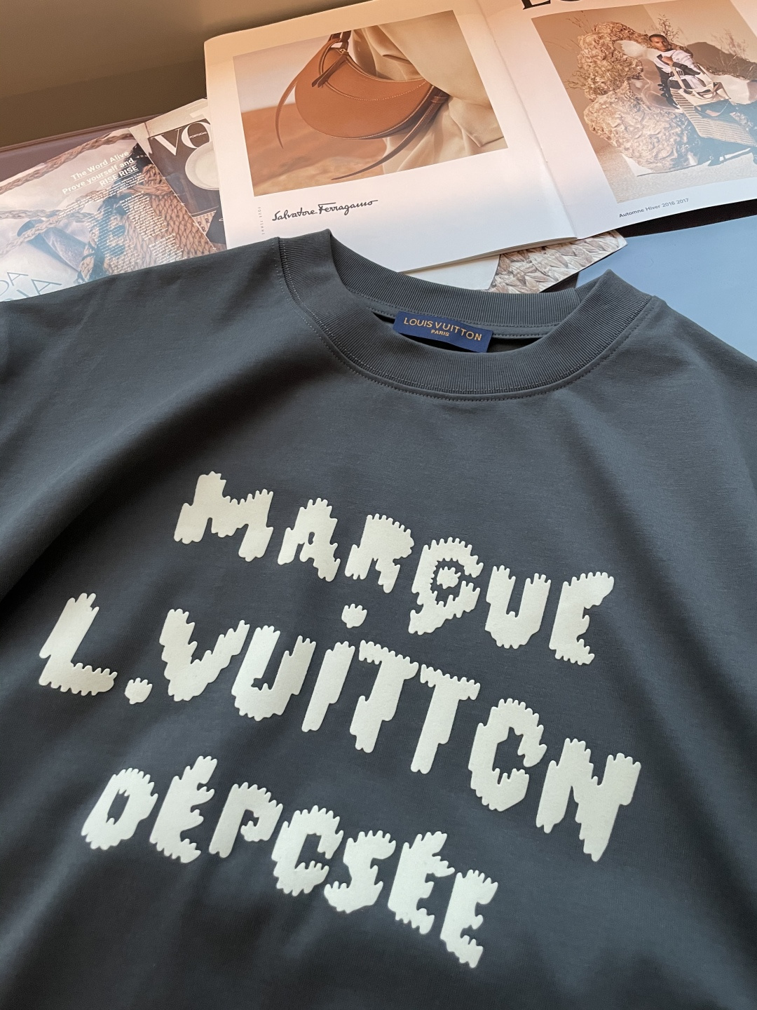 . Lv2026春夏款/官网同步面料采用重磅纯棉精梳棉面料，OS宽松版型，上身版型超正！日常百搭，衣橱必