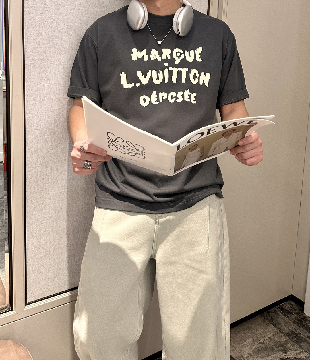 . Lv2026春夏款/官网同步面料采用重磅纯棉精梳棉面料，OS宽松版型，上身版型超正！日常百搭，衣橱必