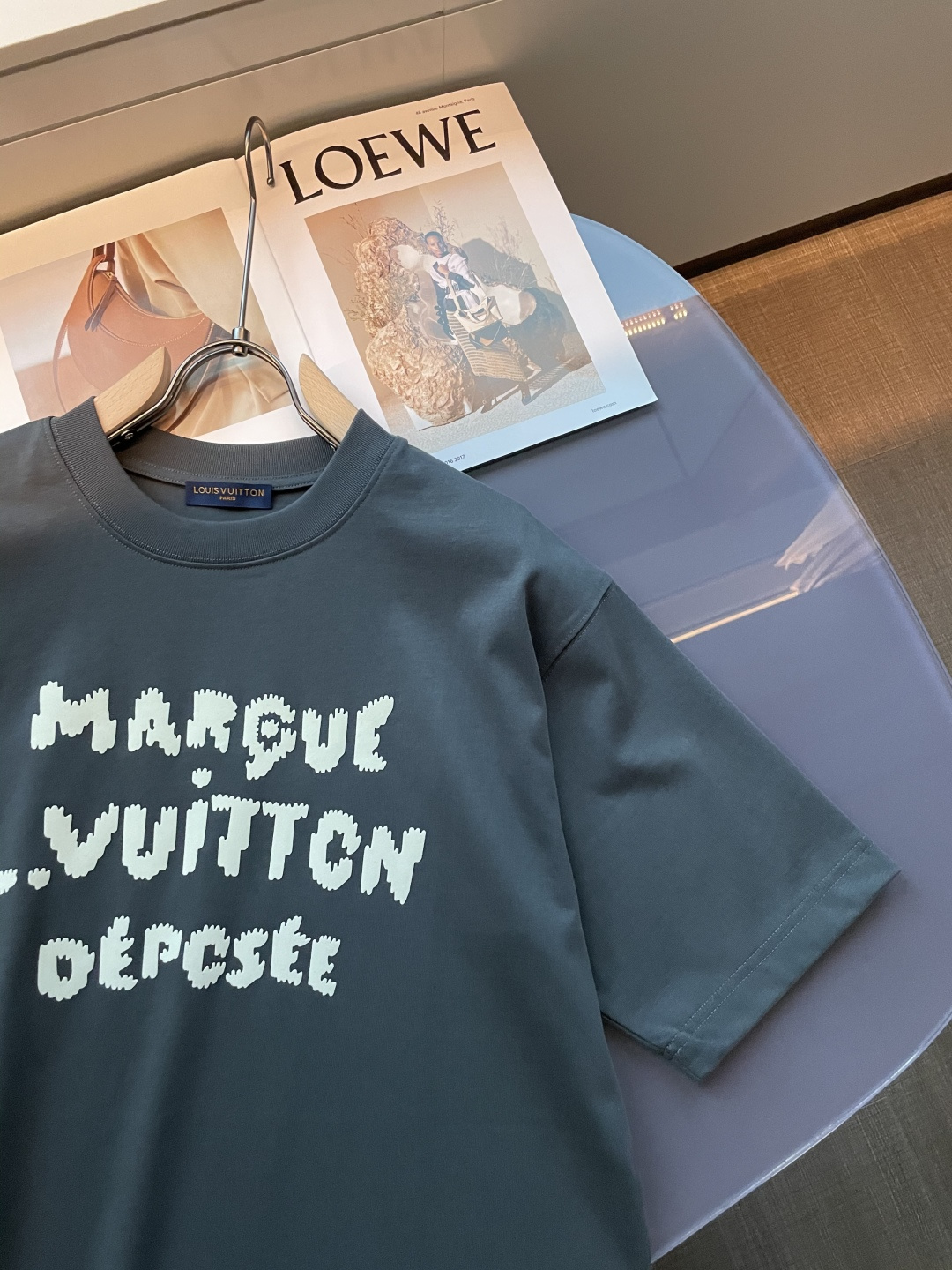 . Lv2026春夏款/官网同步面料采用重磅纯棉精梳棉面料，OS宽松版型，上身版型超正！日常百搭，衣橱必