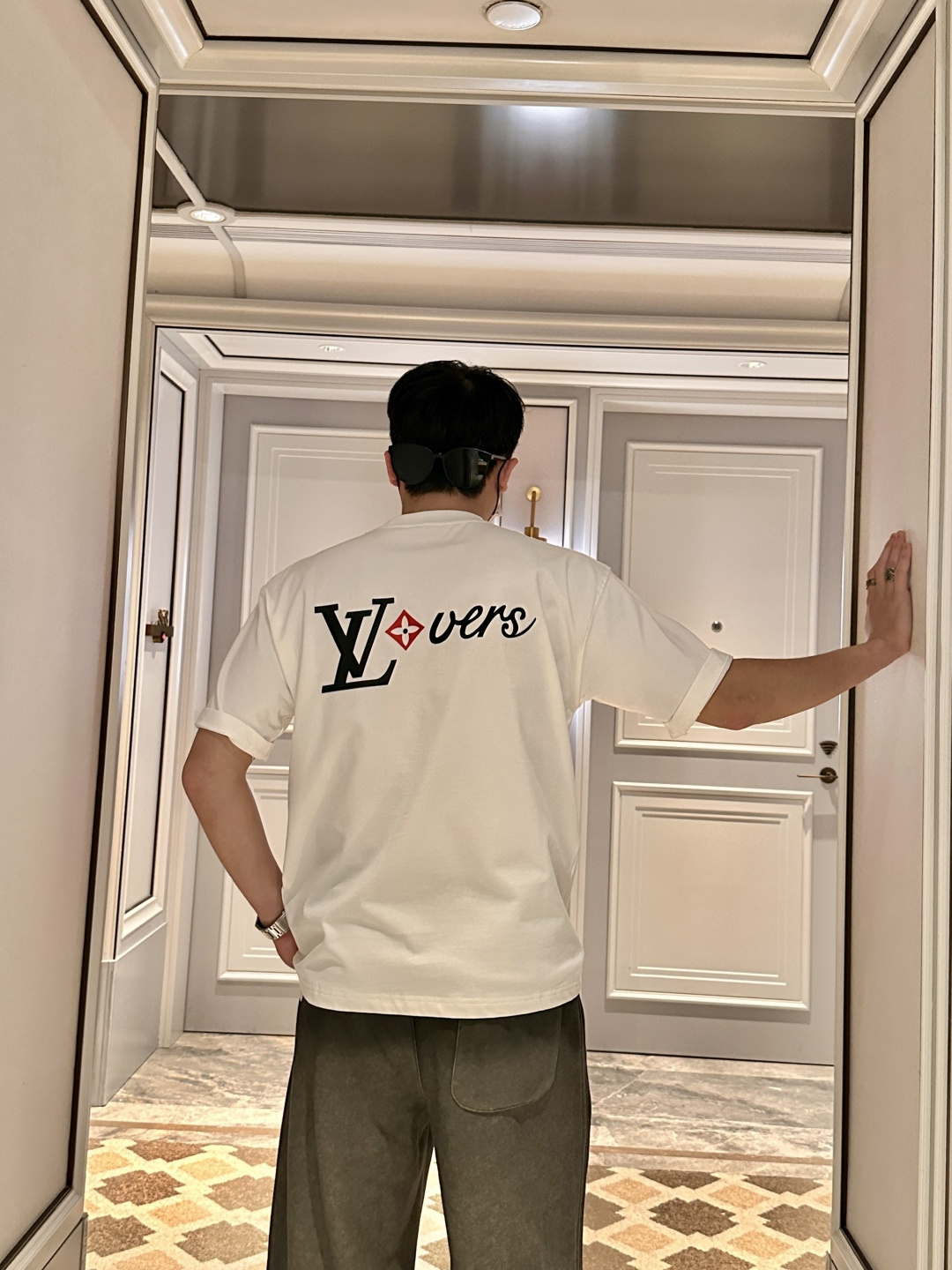 . Lv2026春夏款/官网同步面料采用重磅纯棉精梳棉面料，OS宽松版型，上身版型超正！日常百搭，衣橱必