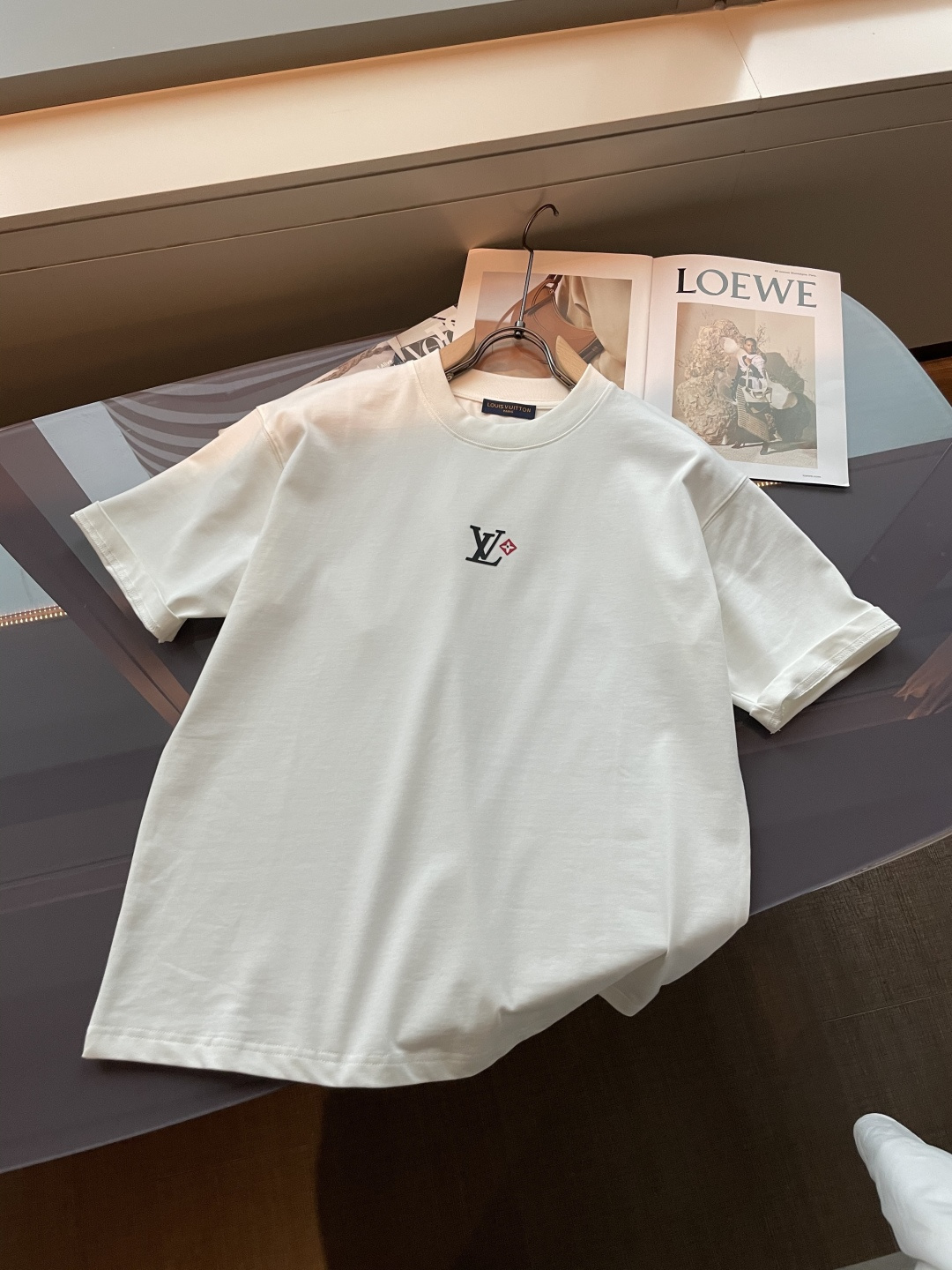 . Lv2026春夏款/官网同步面料采用重磅纯棉精梳棉面料，OS宽松版型，上身版型超正！日常百搭，衣橱必