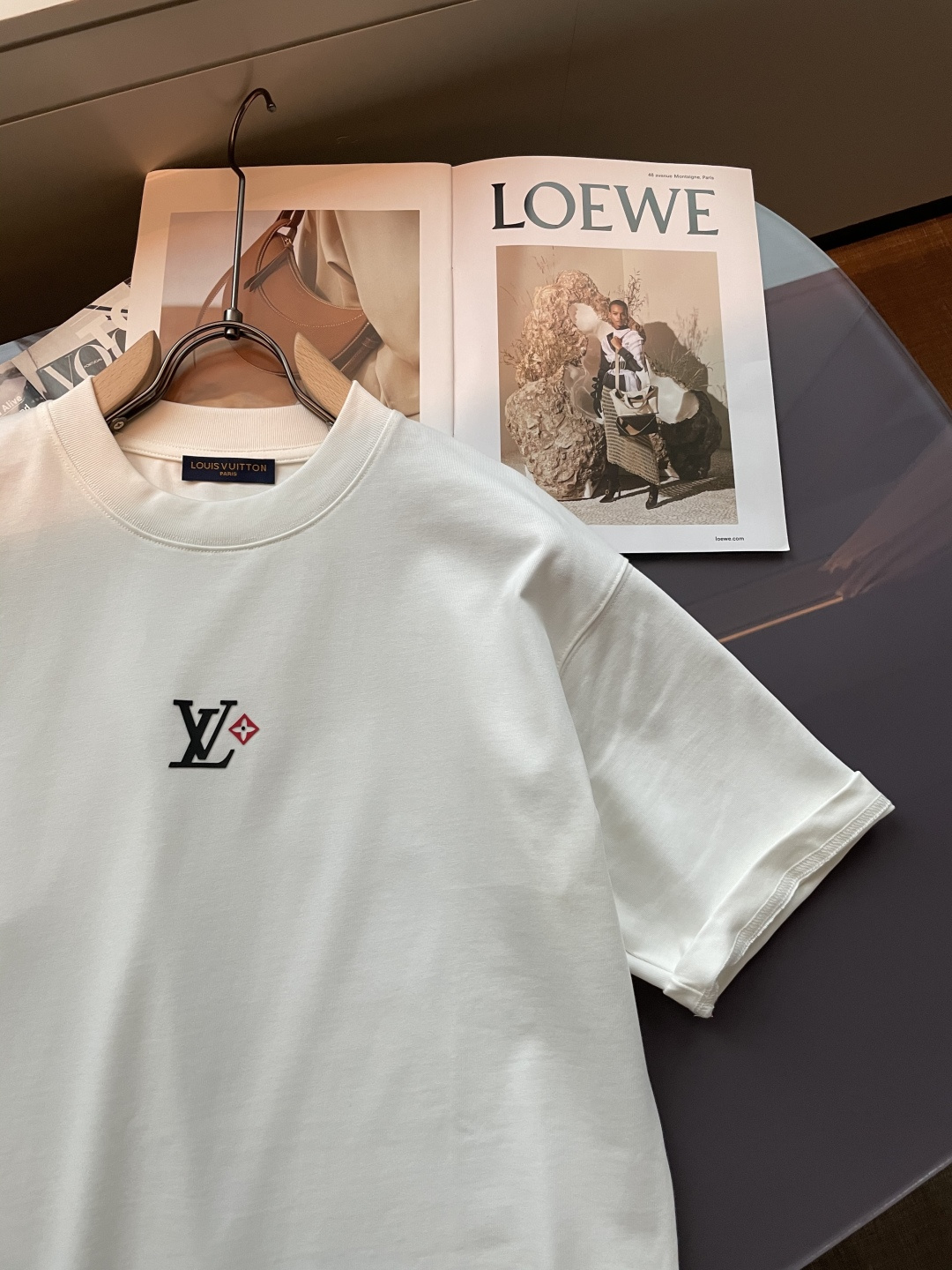. Lv2026春夏款/官网同步面料采用重磅纯棉精梳棉面料，OS宽松版型，上身版型超正！日常百搭，衣橱必