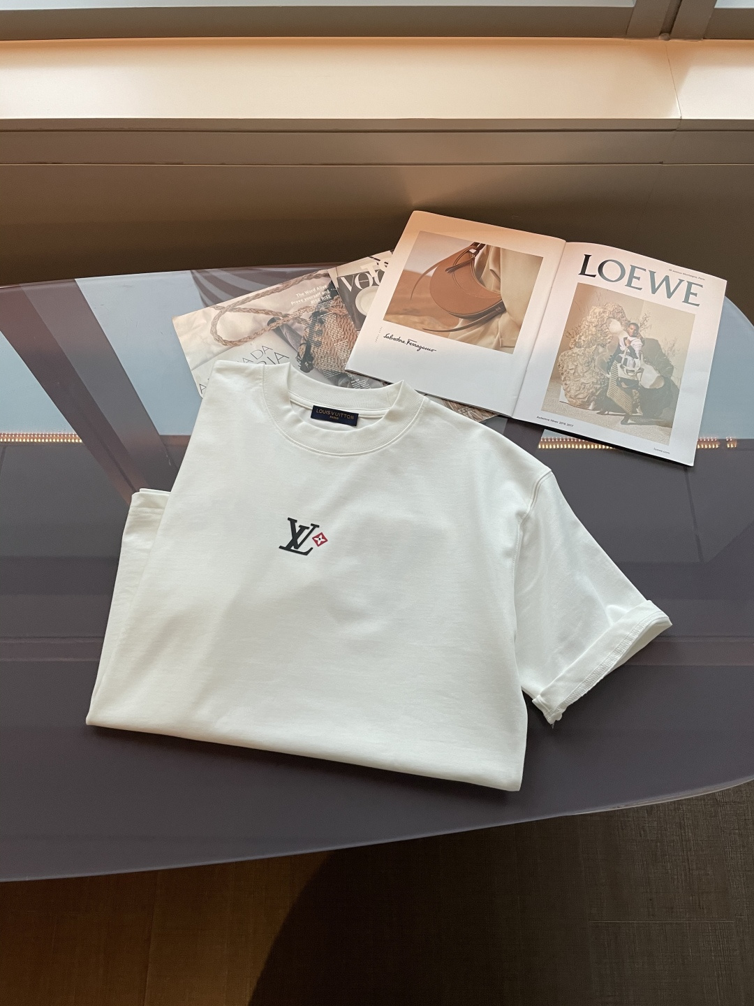 . Lv2026春夏款/官网同步面料采用重磅纯棉精梳棉面料，OS宽松版型，上身版型超正！日常百搭，衣橱必