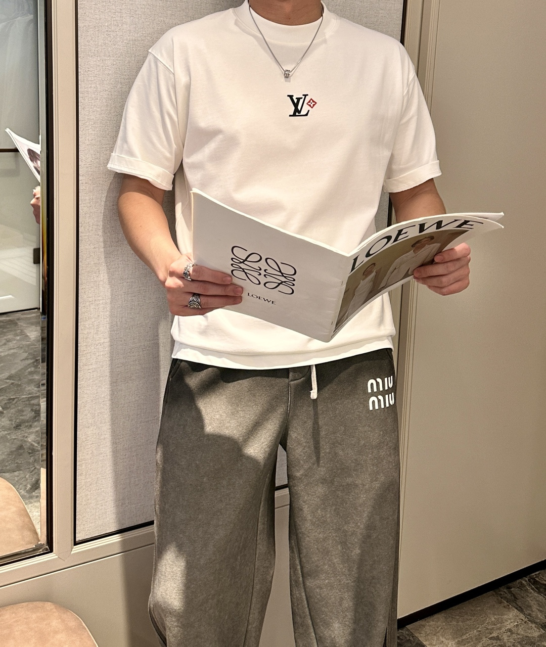 . Lv2026春夏款/官网同步面料采用重磅纯棉精梳棉面料，OS宽松版型，上身版型超正！日常百搭，衣橱必