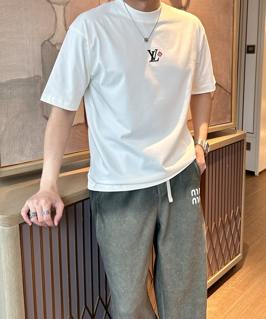 . Lv2026春夏款/官网同步面料采用重磅纯棉精梳棉面料，OS宽松版型，上身版型超正！日常百搭，衣橱必