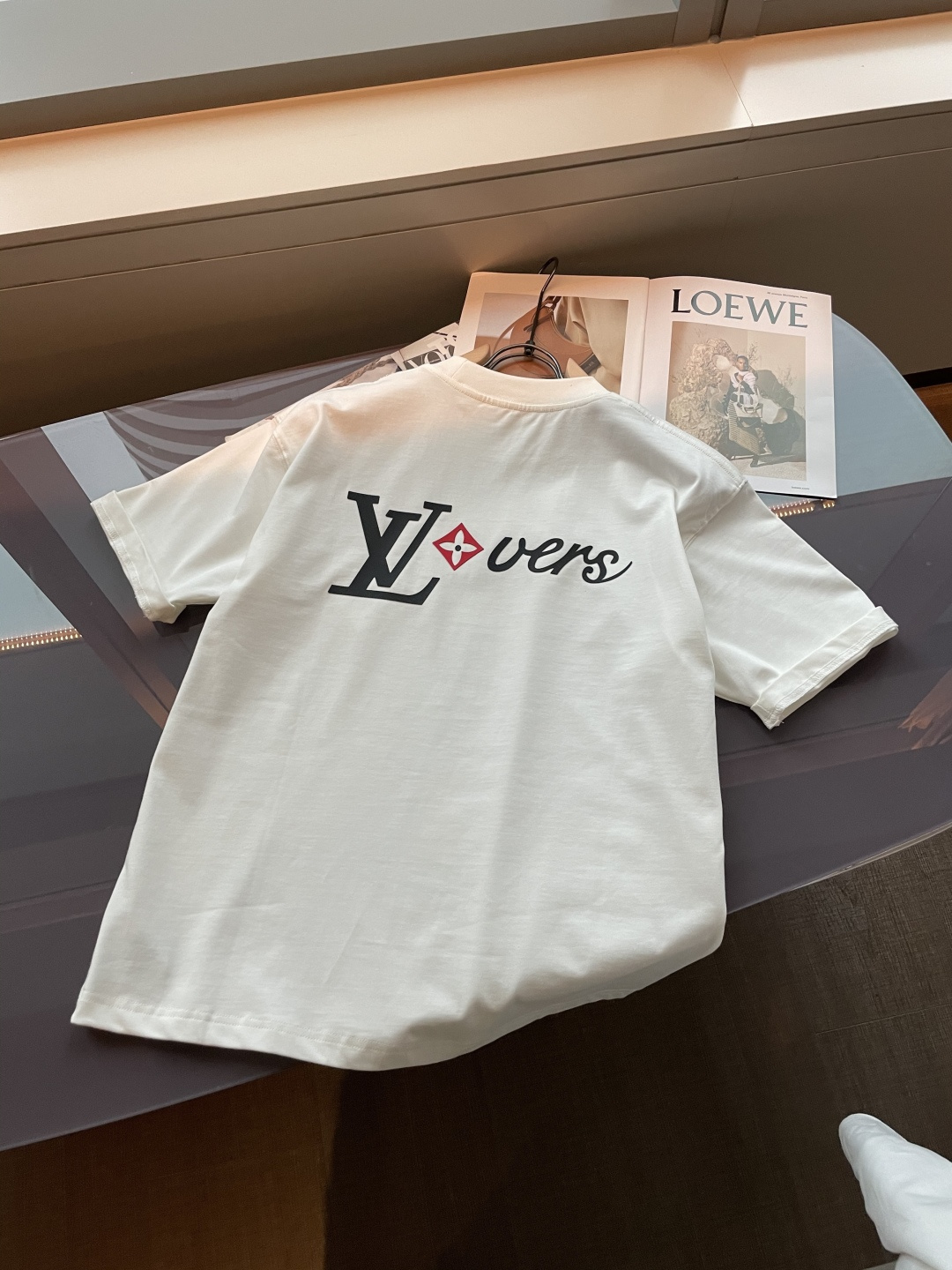 . Lv2026春夏款/官网同步面料采用重磅纯棉精梳棉面料，OS宽松版型，上身版型超正！日常百搭，衣橱必