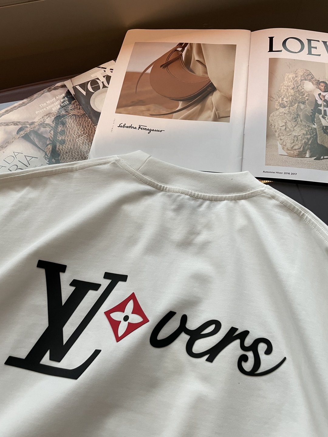 . Lv2026春夏款/官网同步面料采用重磅纯棉精梳棉面料，OS宽松版型，上身版型超正！日常百搭，衣橱必