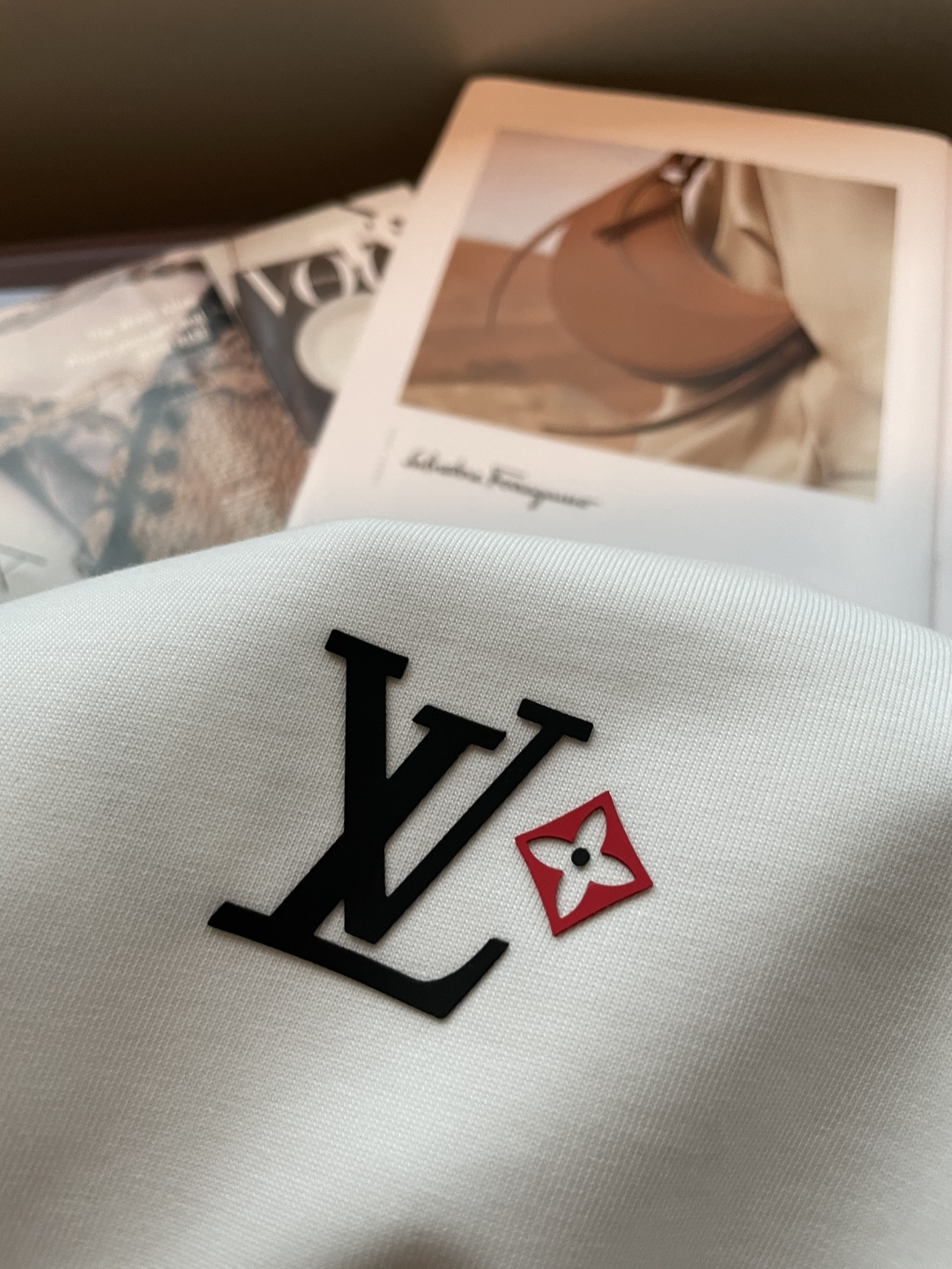 . Lv2026春夏款/官网同步面料采用重磅纯棉精梳棉面料，OS宽松版型，上身版型超正！日常百搭，衣橱必
