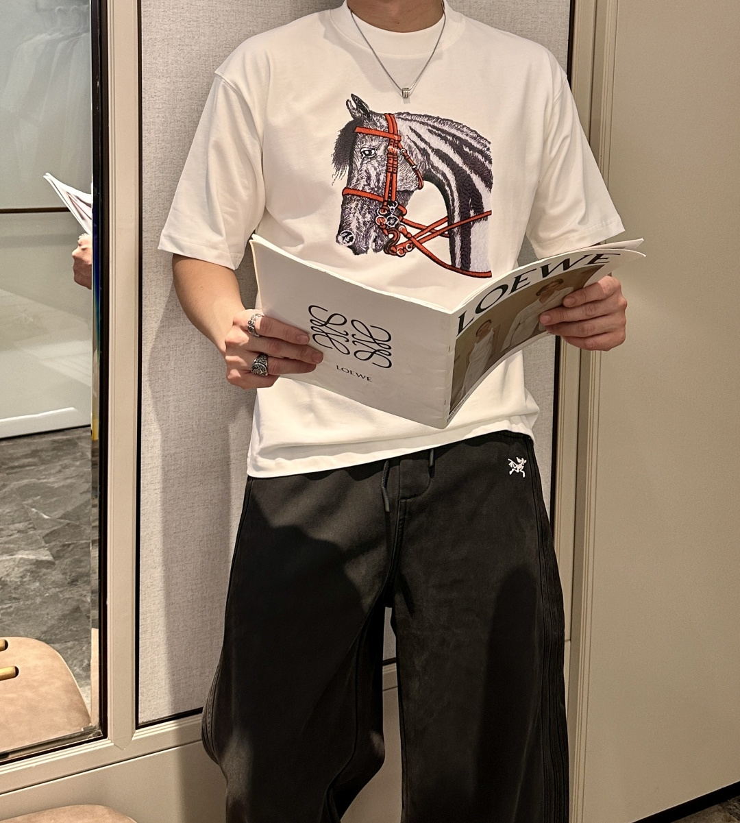 . 爱🐎仕2026春夏款/官网同步面料采用重磅纯棉精梳棉面料，OS宽松版型，上身版型超正！日常百搭，衣橱
