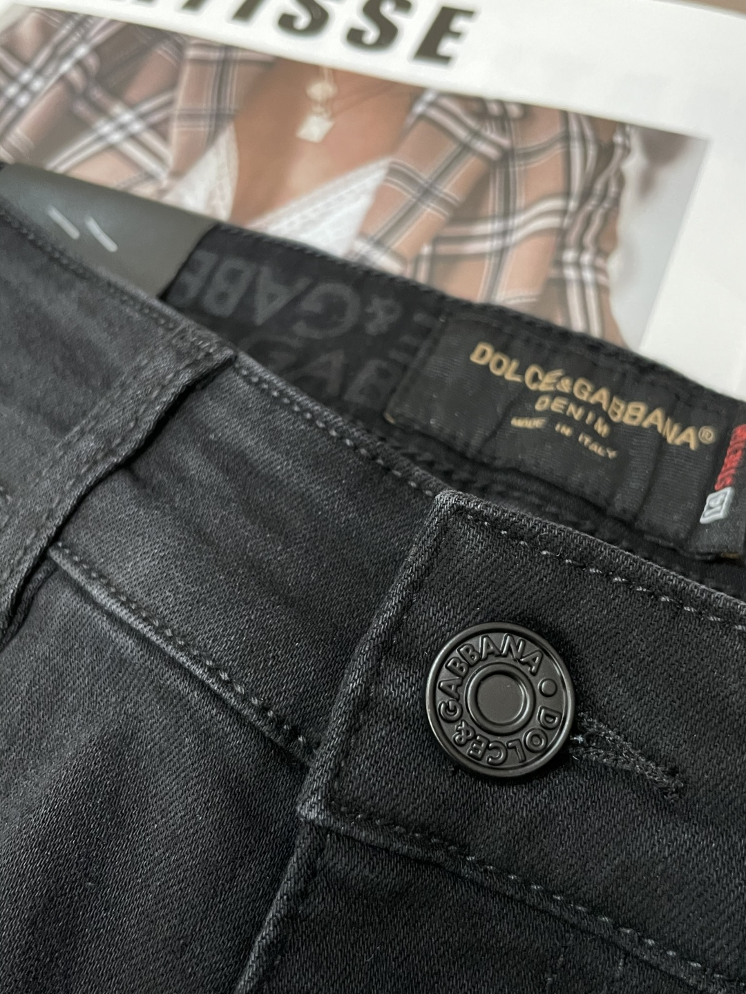 DG专柜最新同款牛仔裤 面料版型做工绝绝子好穿不挑身材在搭配上没有太多的限制 随意简洁的衬托其他单品，来