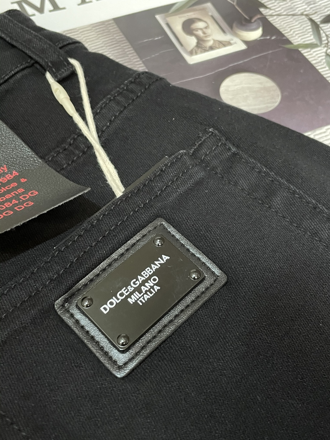 DG专柜最新同款牛仔裤 面料版型做工绝绝子好穿不挑身材在搭配上没有太多的限制 随意简洁的衬托其他单品，来