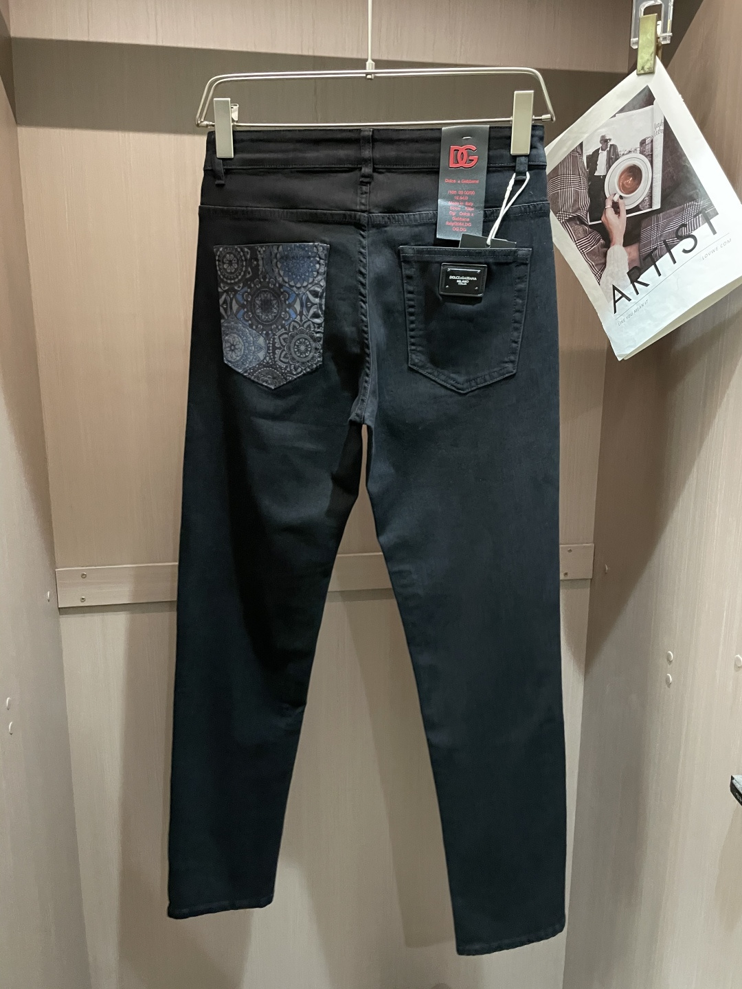 DG专柜最新同款牛仔裤 面料版型做工绝绝子好穿不挑身材在搭配上没有太多的限制 随意简洁的衬托其他单品，来