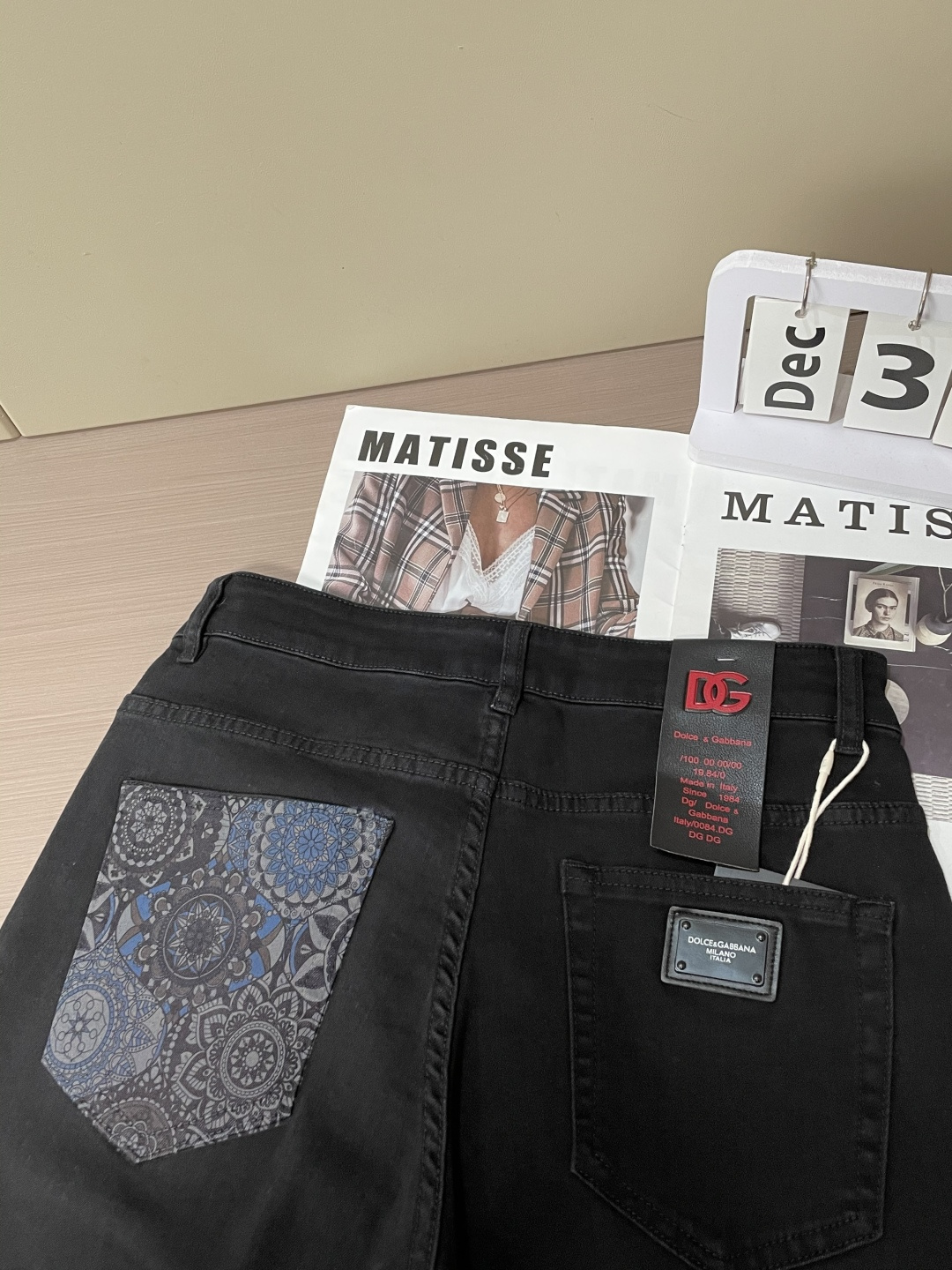 DG专柜最新同款牛仔裤 面料版型做工绝绝子好穿不挑身材在搭配上没有太多的限制 随意简洁的衬托其他单品，来