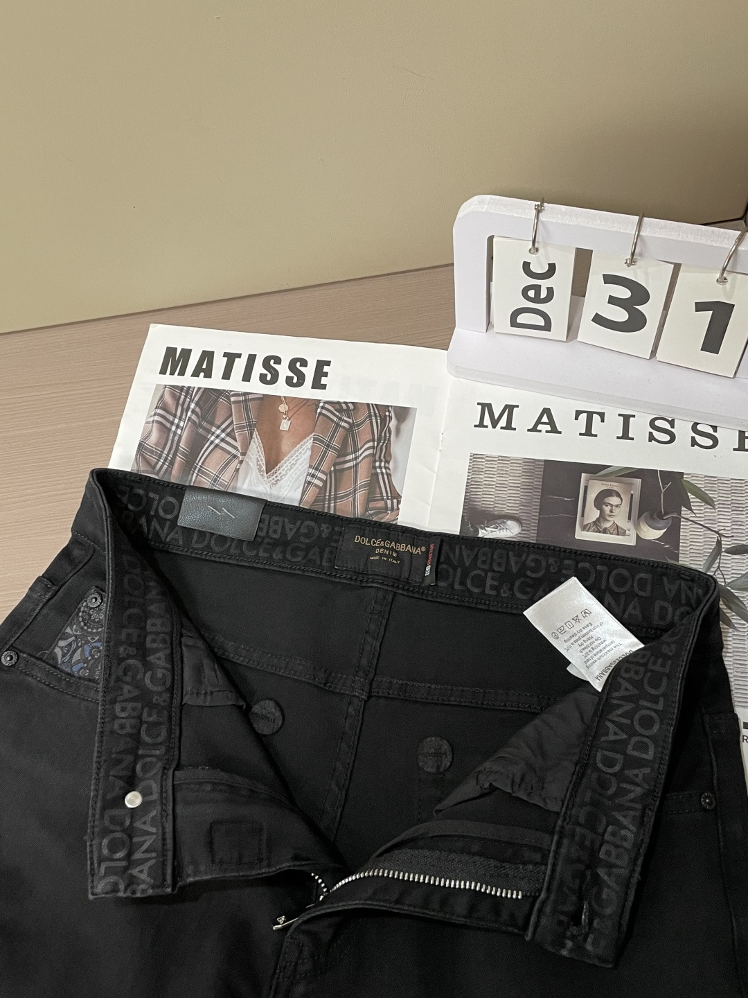 DG专柜最新同款牛仔裤 面料版型做工绝绝子好穿不挑身材在搭配上没有太多的限制 随意简洁的衬托其他单品，来