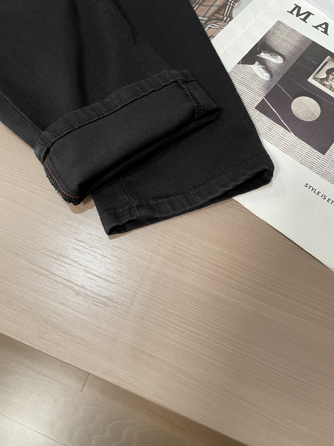 DG专柜最新同款牛仔裤 面料版型做工绝绝子好穿不挑身材在搭配上没有太多的限制 随意简洁的衬托其他单品，来