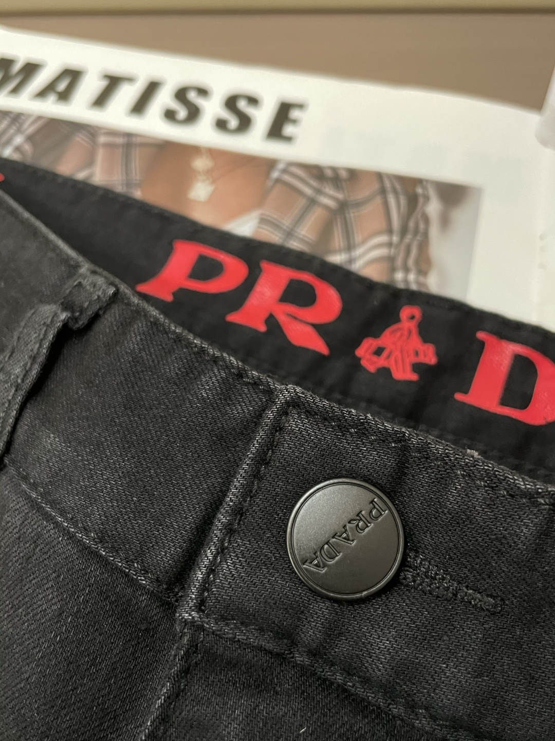 Prad专柜最新同款牛仔裤 面料版型做工绝绝子好穿不挑身材在搭配上没有太多的限制 随意简洁的衬托其他单品