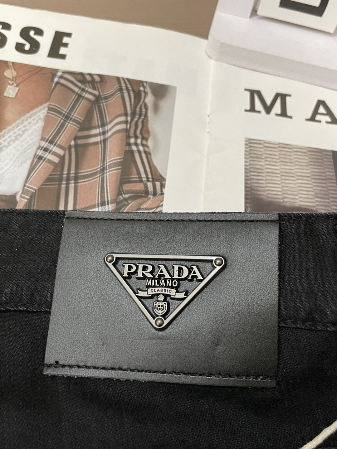 Prad专柜最新同款牛仔裤 面料版型做工绝绝子好穿不挑身材在搭配上没有太多的限制 随意简洁的衬托其他单品
