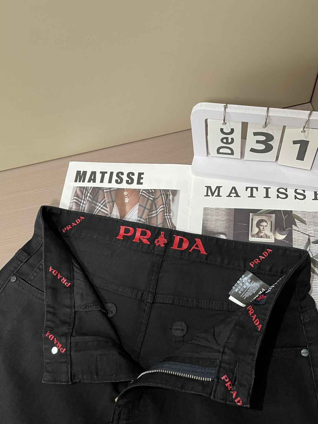 Prad专柜最新同款牛仔裤 面料版型做工绝绝子好穿不挑身材在搭配上没有太多的限制 随意简洁的衬托其他单品