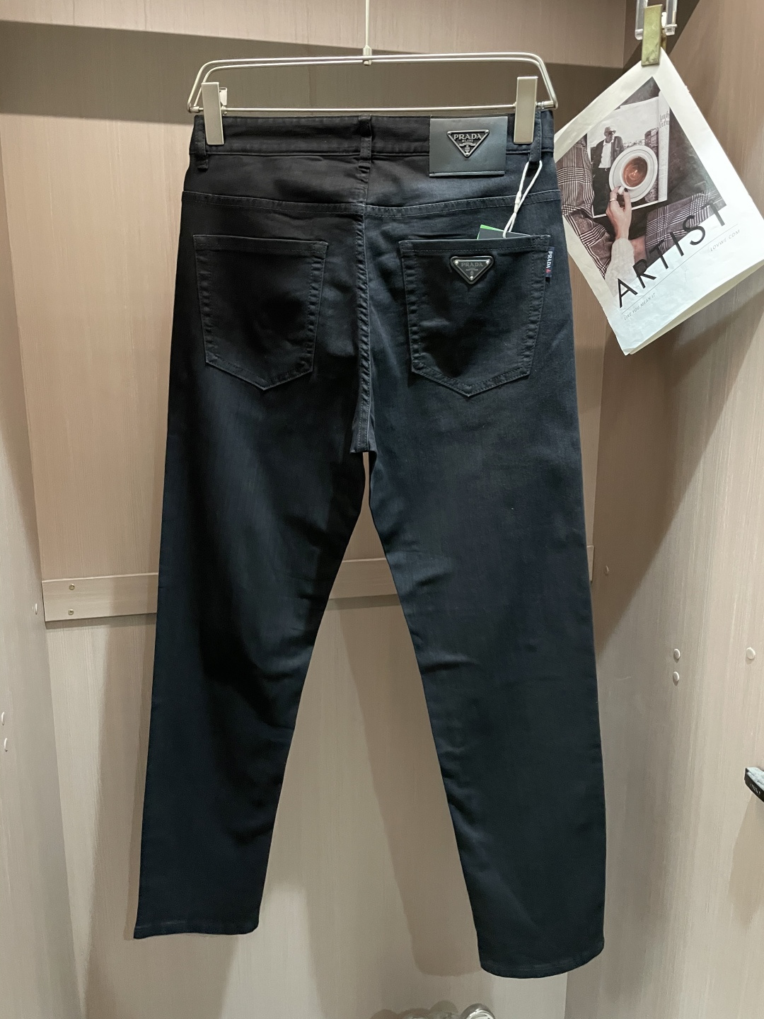Prad专柜最新同款牛仔裤 面料版型做工绝绝子好穿不挑身材在搭配上没有太多的限制 随意简洁的衬托其他单品