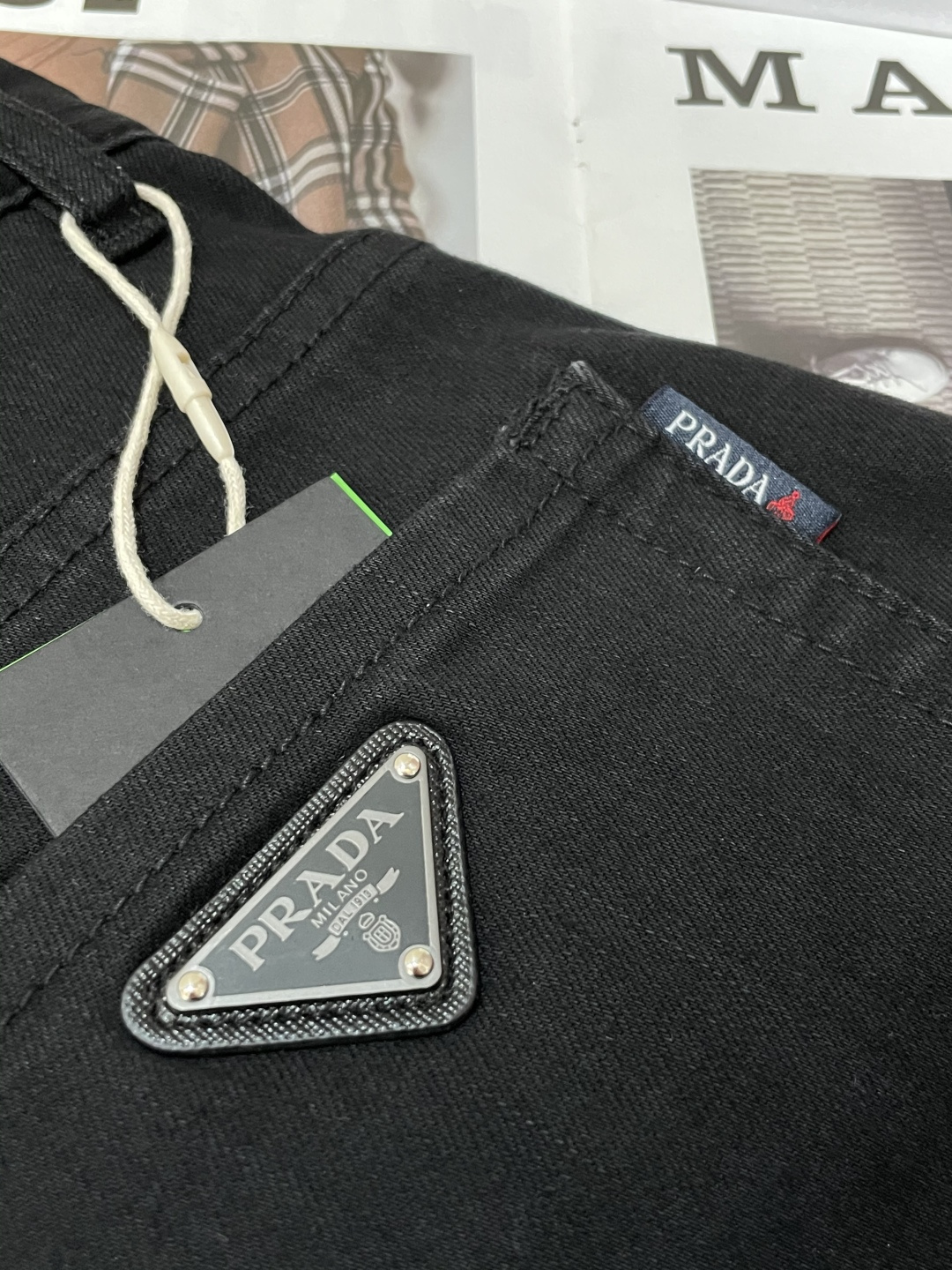 Prad专柜最新同款牛仔裤 面料版型做工绝绝子好穿不挑身材在搭配上没有太多的限制 随意简洁的衬托其他单品