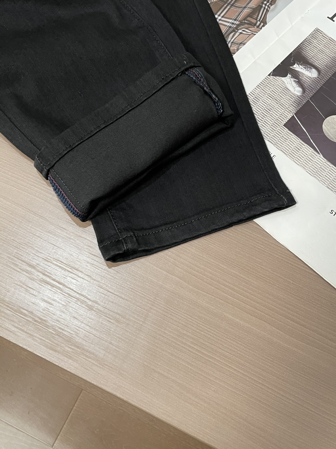 Prad专柜最新同款牛仔裤 面料版型做工绝绝子好穿不挑身材在搭配上没有太多的限制 随意简洁的衬托其他单品