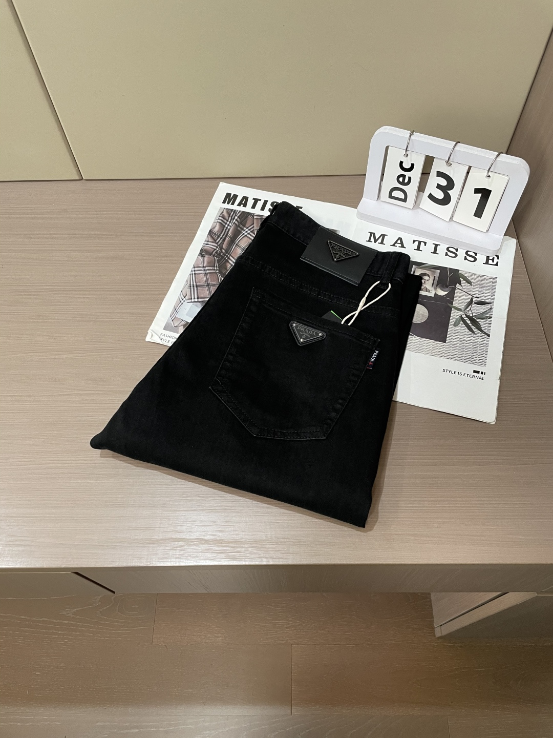 Prad专柜最新同款牛仔裤 面料版型做工绝绝子好穿不挑身材在搭配上没有太多的限制 随意简洁的衬托其他单品