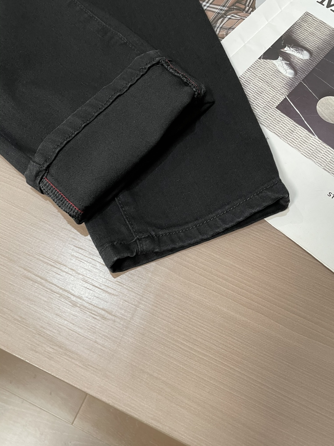 Lv 专柜最新同款牛仔裤 面料版型做工绝绝子好穿不挑身材在搭配上没有太多的限制 随意简洁的衬托其他单品，