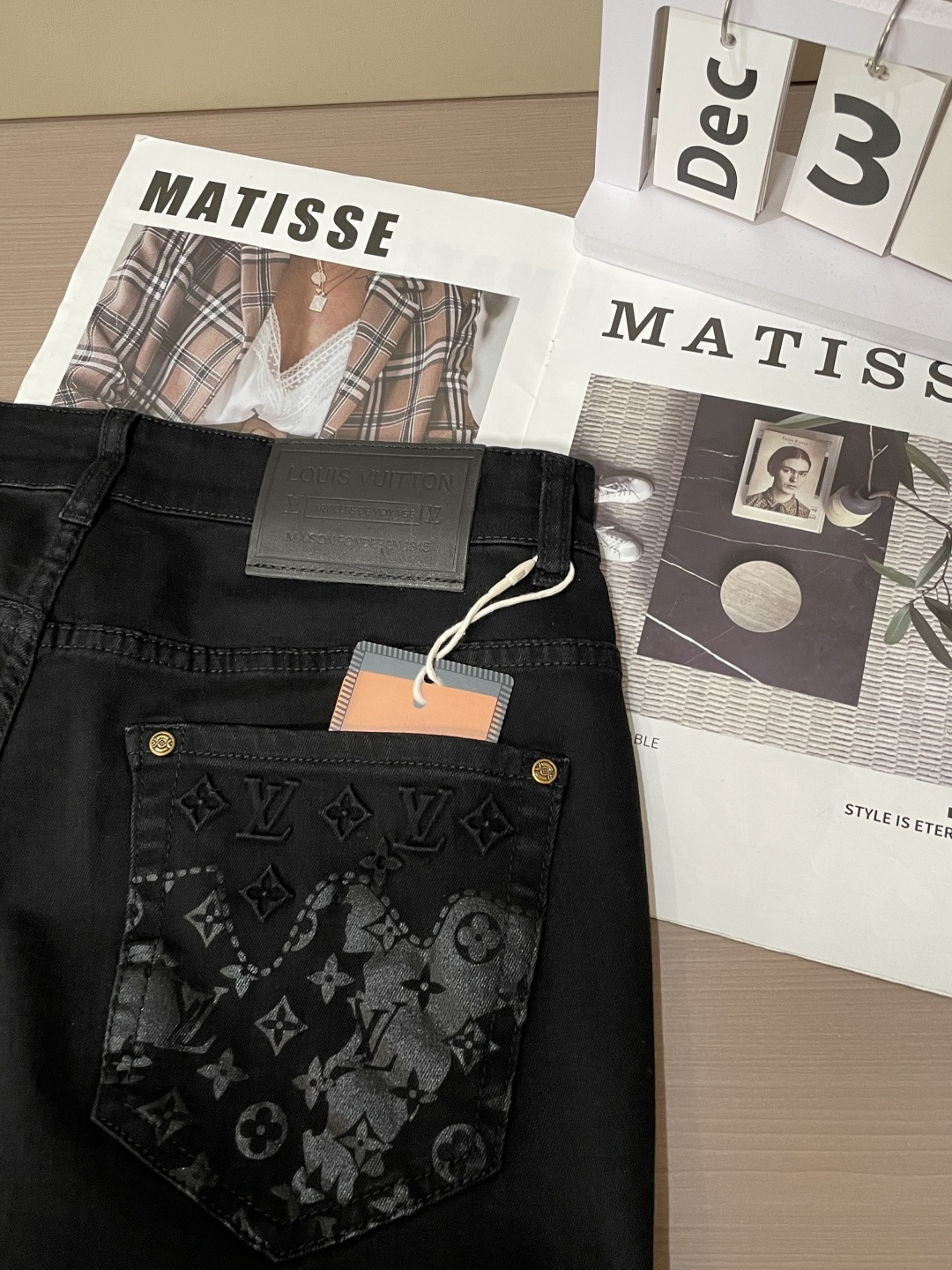 Lv 专柜最新同款牛仔裤 面料版型做工绝绝子好穿不挑身材在搭配上没有太多的限制 随意简洁的衬托其他单品，