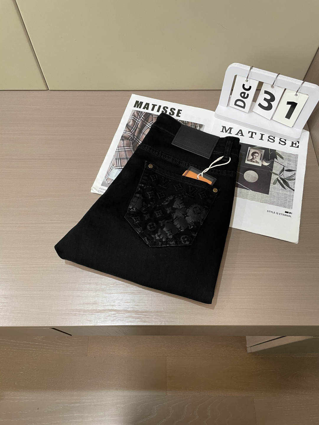 Lv 专柜最新同款牛仔裤 面料版型做工绝绝子好穿不挑身材在搭配上没有太多的限制 随意简洁的衬托其他单品，