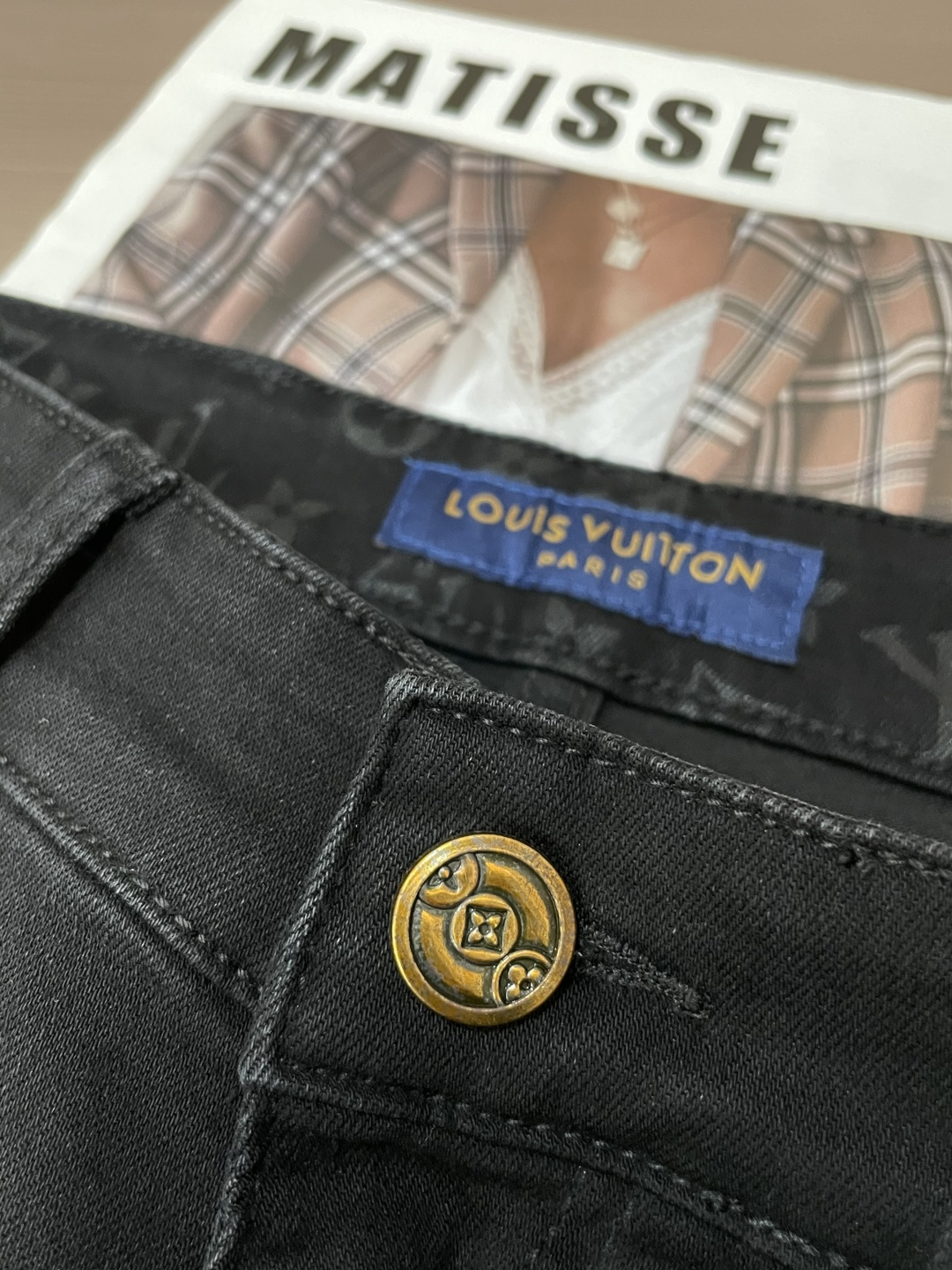 Lv 专柜最新同款牛仔裤 面料版型做工绝绝子好穿不挑身材在搭配上没有太多的限制 随意简洁的衬托其他单品，