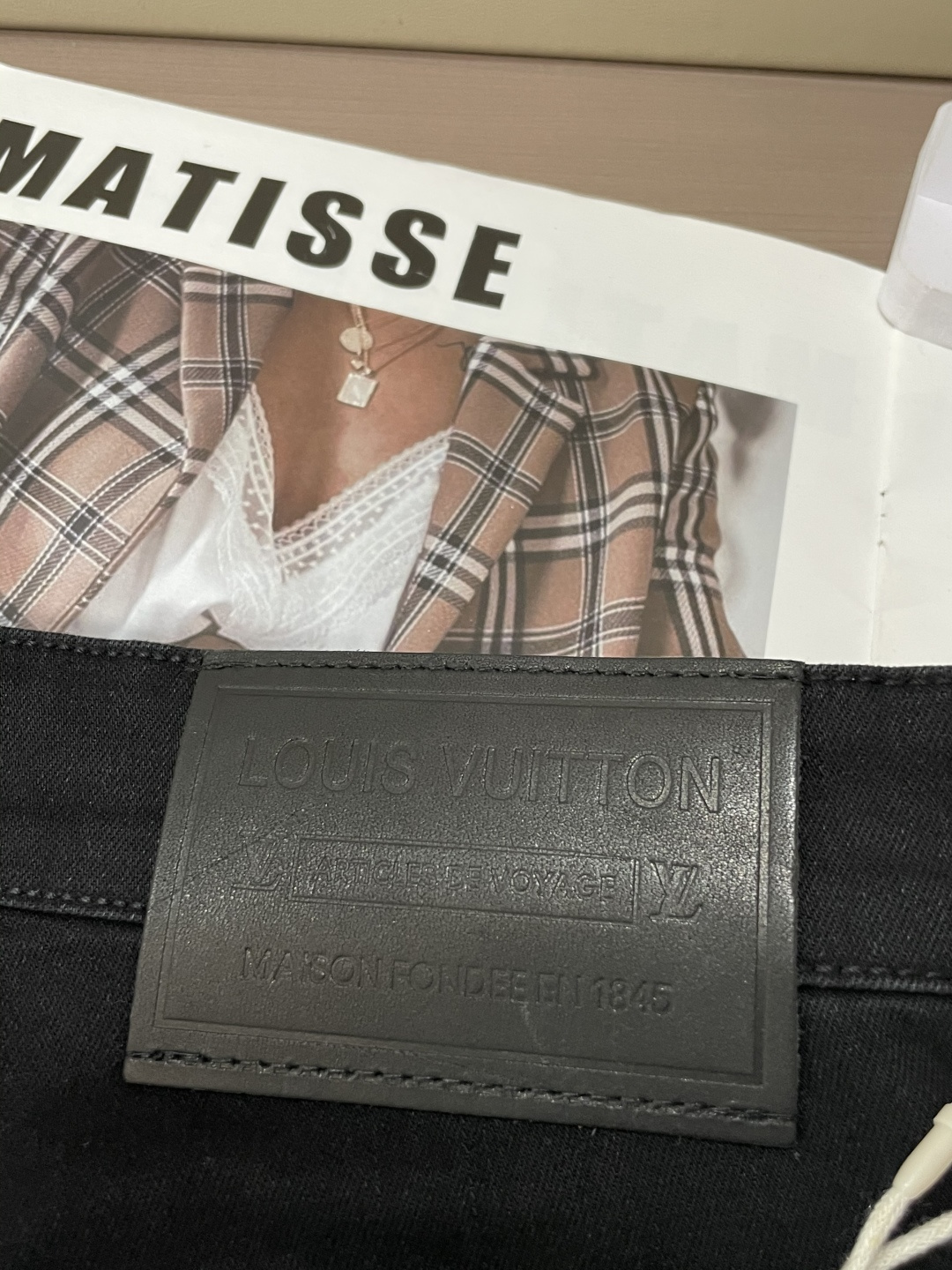 Lv 专柜最新同款牛仔裤 面料版型做工绝绝子好穿不挑身材在搭配上没有太多的限制 随意简洁的衬托其他单品，