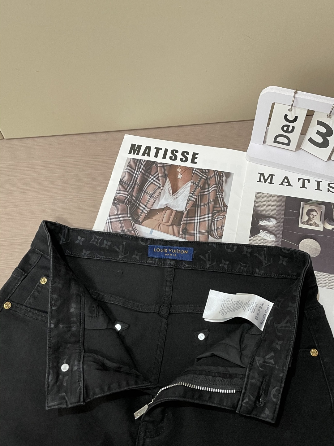 Lv 专柜最新同款牛仔裤 面料版型做工绝绝子好穿不挑身材在搭配上没有太多的限制 随意简洁的衬托其他单品，