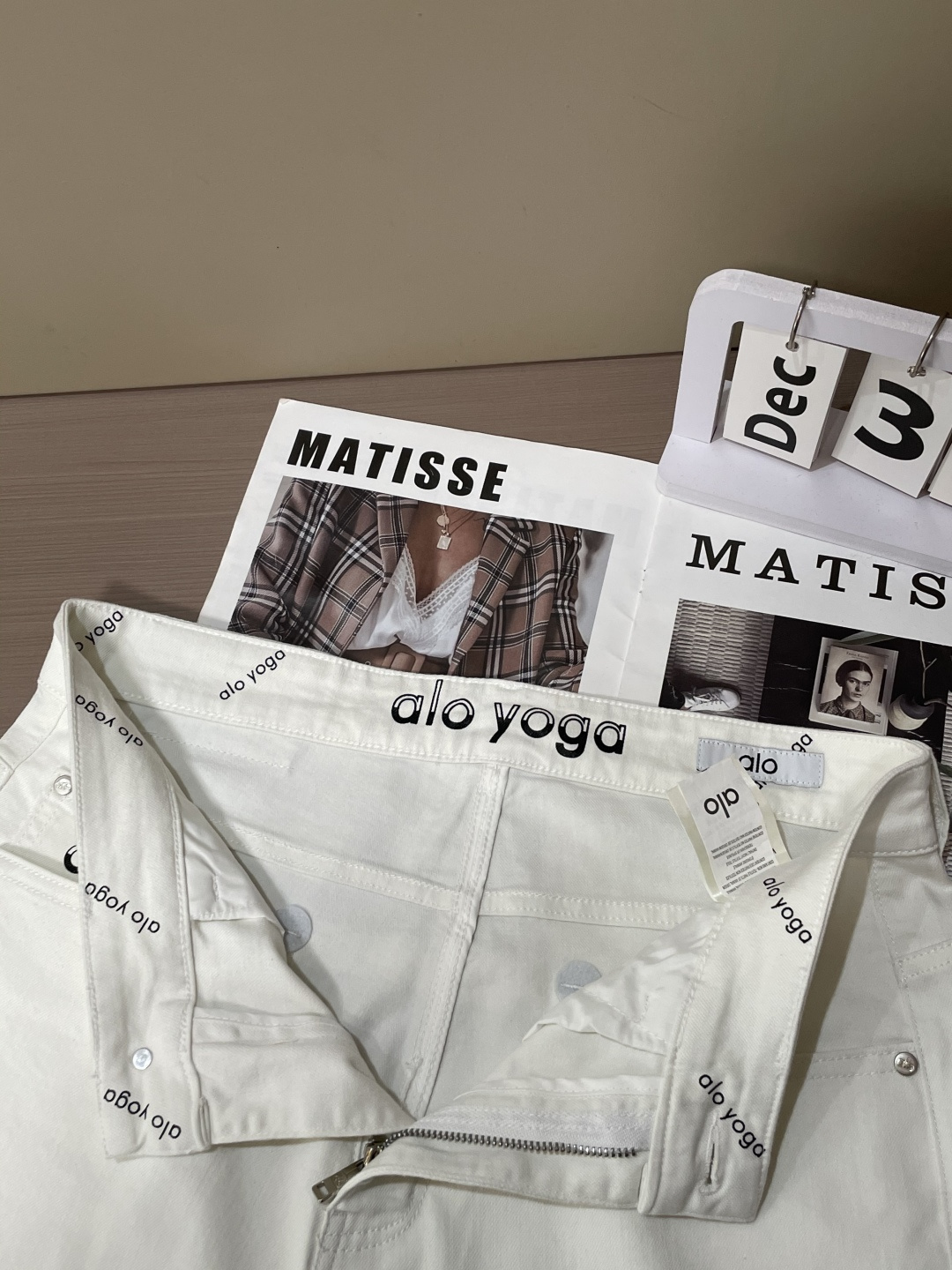 alo专柜最新同款牛仔裤 面料版型做工绝绝子好穿不挑身材在搭配上没有太多的限制 随意简洁的衬托其他单品，