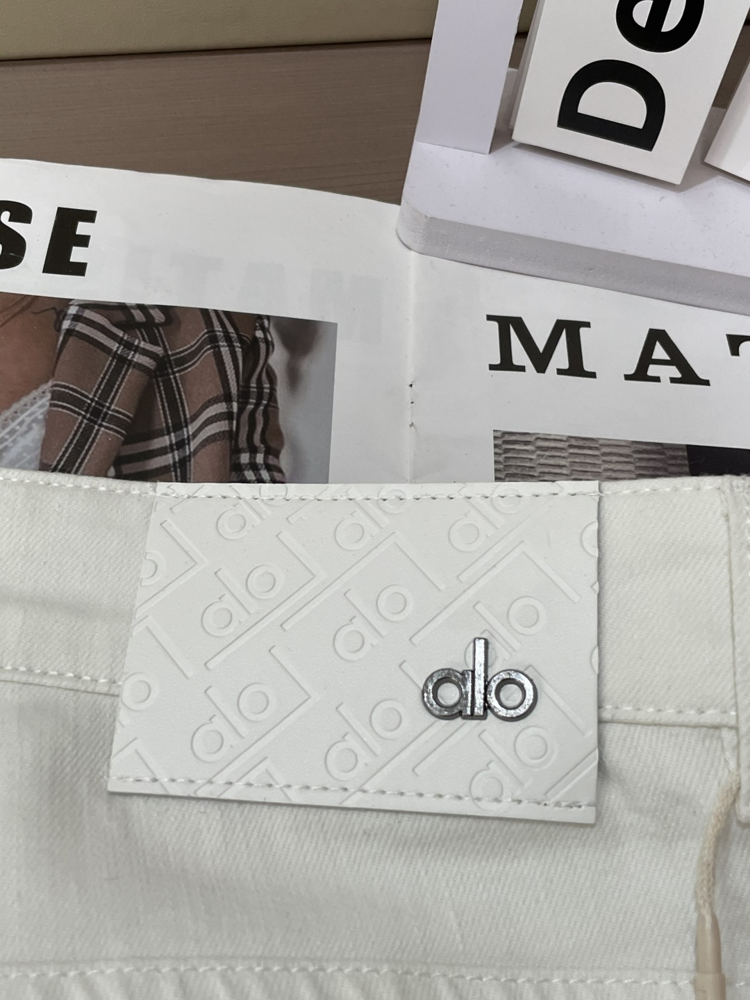 alo专柜最新同款牛仔裤 面料版型做工绝绝子好穿不挑身材在搭配上没有太多的限制 随意简洁的衬托其他单品，