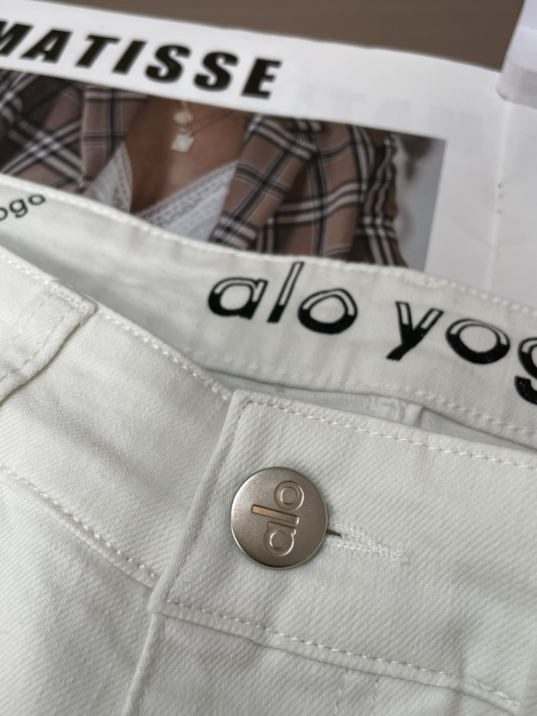 alo专柜最新同款牛仔裤 面料版型做工绝绝子好穿不挑身材在搭配上没有太多的限制 随意简洁的衬托其他单品，