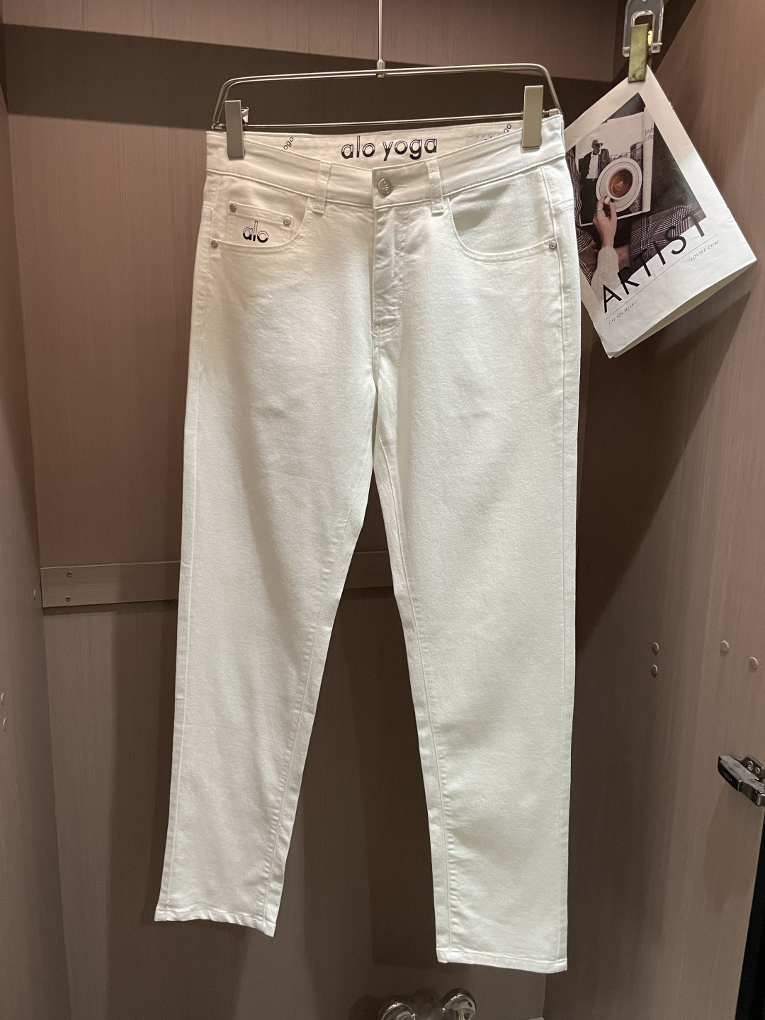 alo专柜最新同款牛仔裤 面料版型做工绝绝子好穿不挑身材在搭配上没有太多的限制 随意简洁的衬托其他单品，