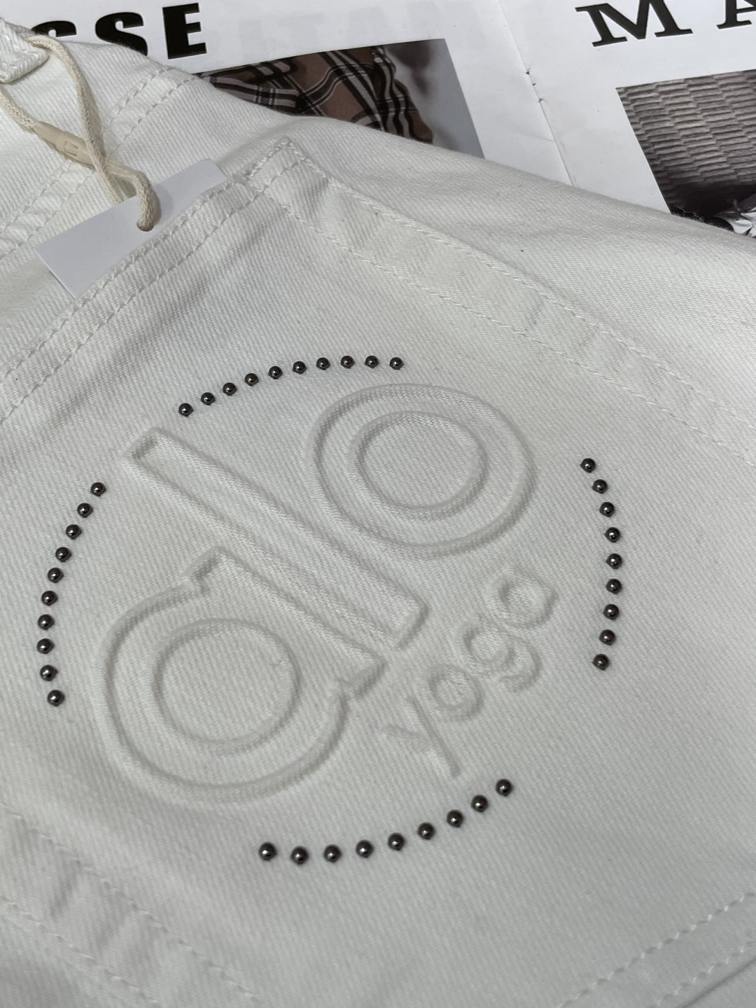 alo专柜最新同款牛仔裤 面料版型做工绝绝子好穿不挑身材在搭配上没有太多的限制 随意简洁的衬托其他单品，