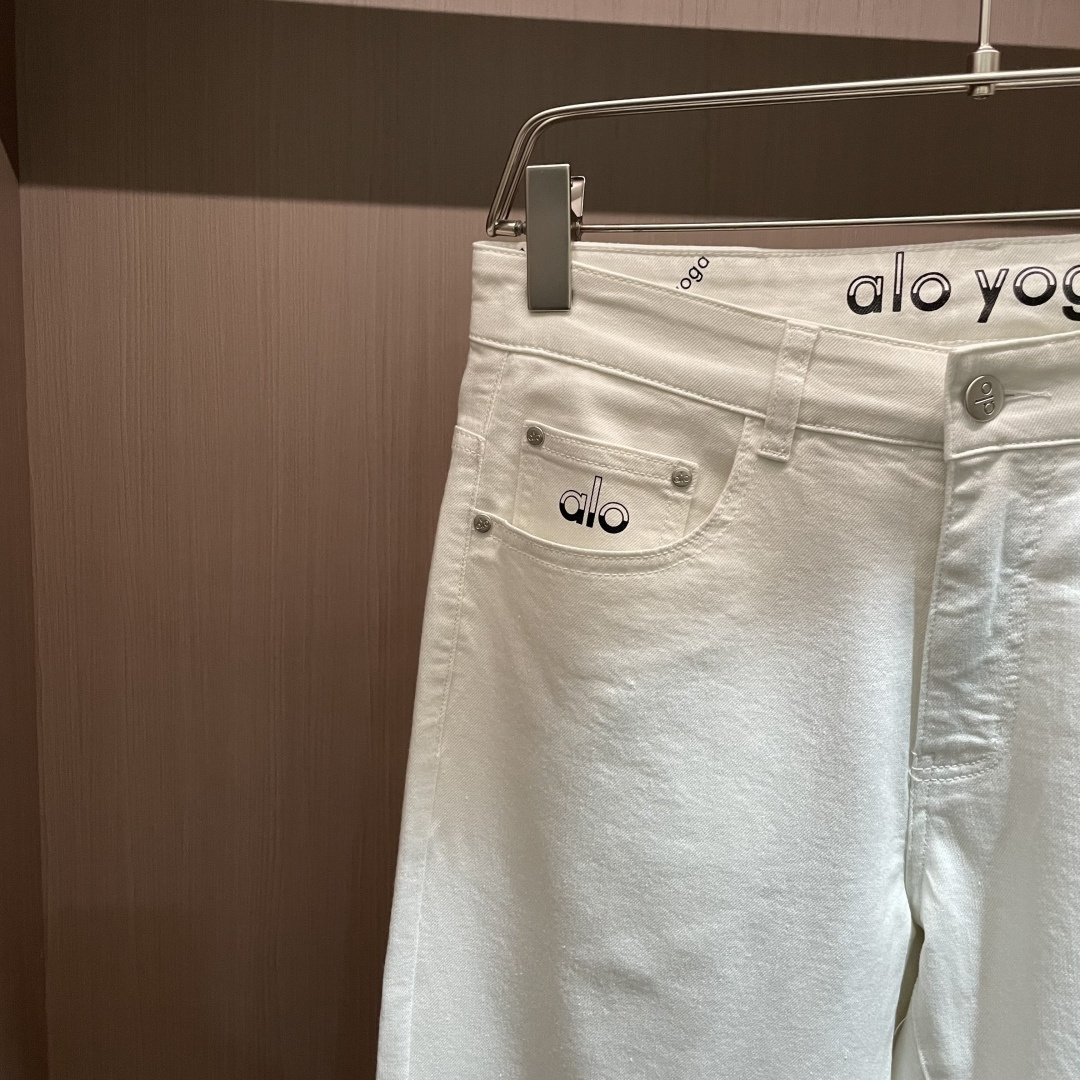 alo专柜最新同款牛仔裤 面料版型做工绝绝子好穿不挑身材在搭配上没有太多的限制 随意简洁的衬托其他单品，