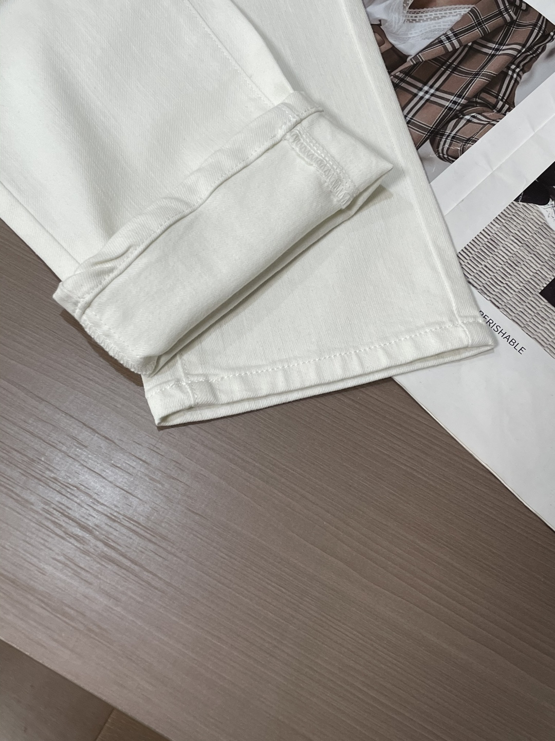 alo专柜最新同款牛仔裤 面料版型做工绝绝子好穿不挑身材在搭配上没有太多的限制 随意简洁的衬托其他单品，