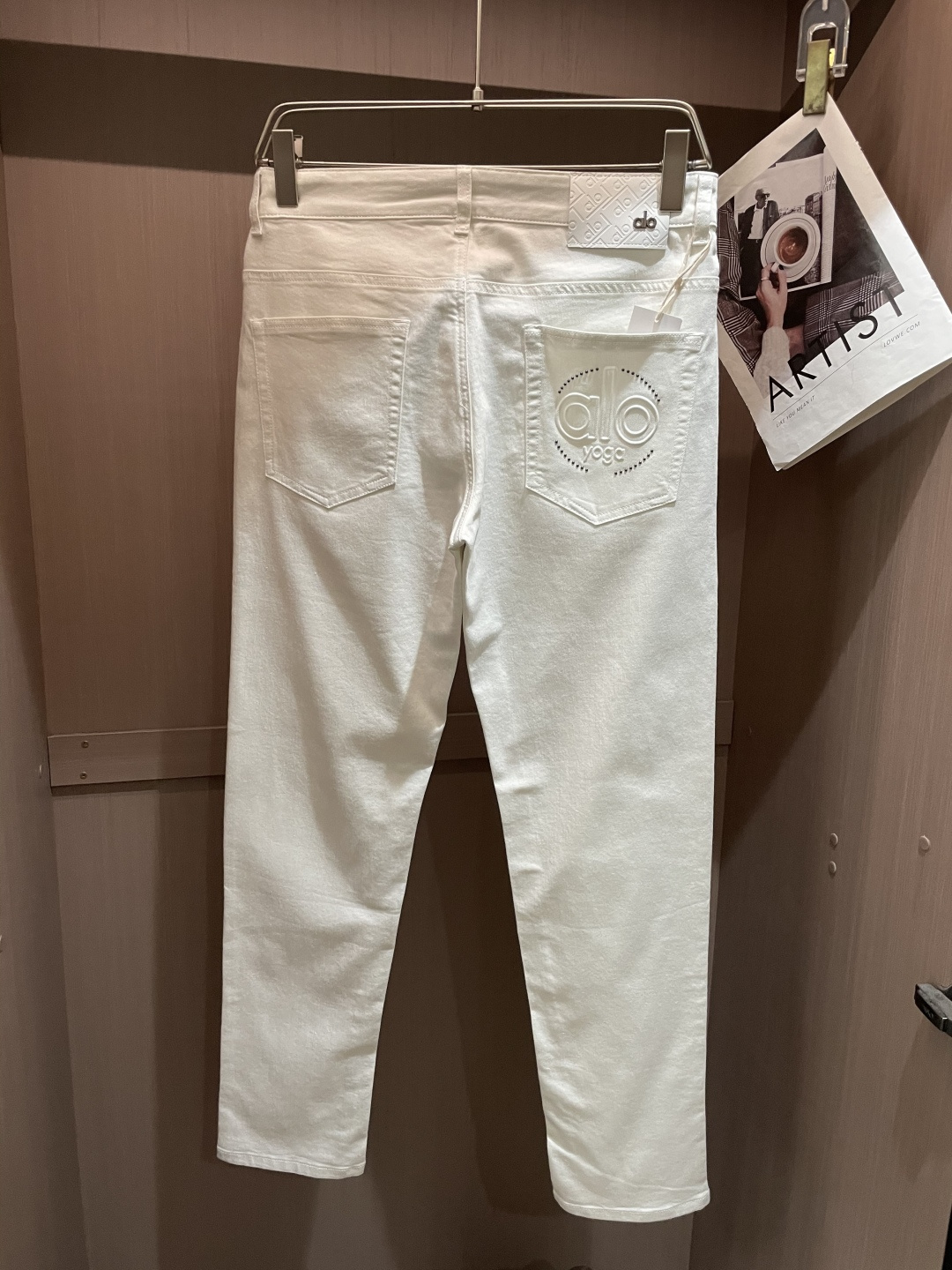 alo专柜最新同款牛仔裤 面料版型做工绝绝子好穿不挑身材在搭配上没有太多的限制 随意简洁的衬托其他单品，