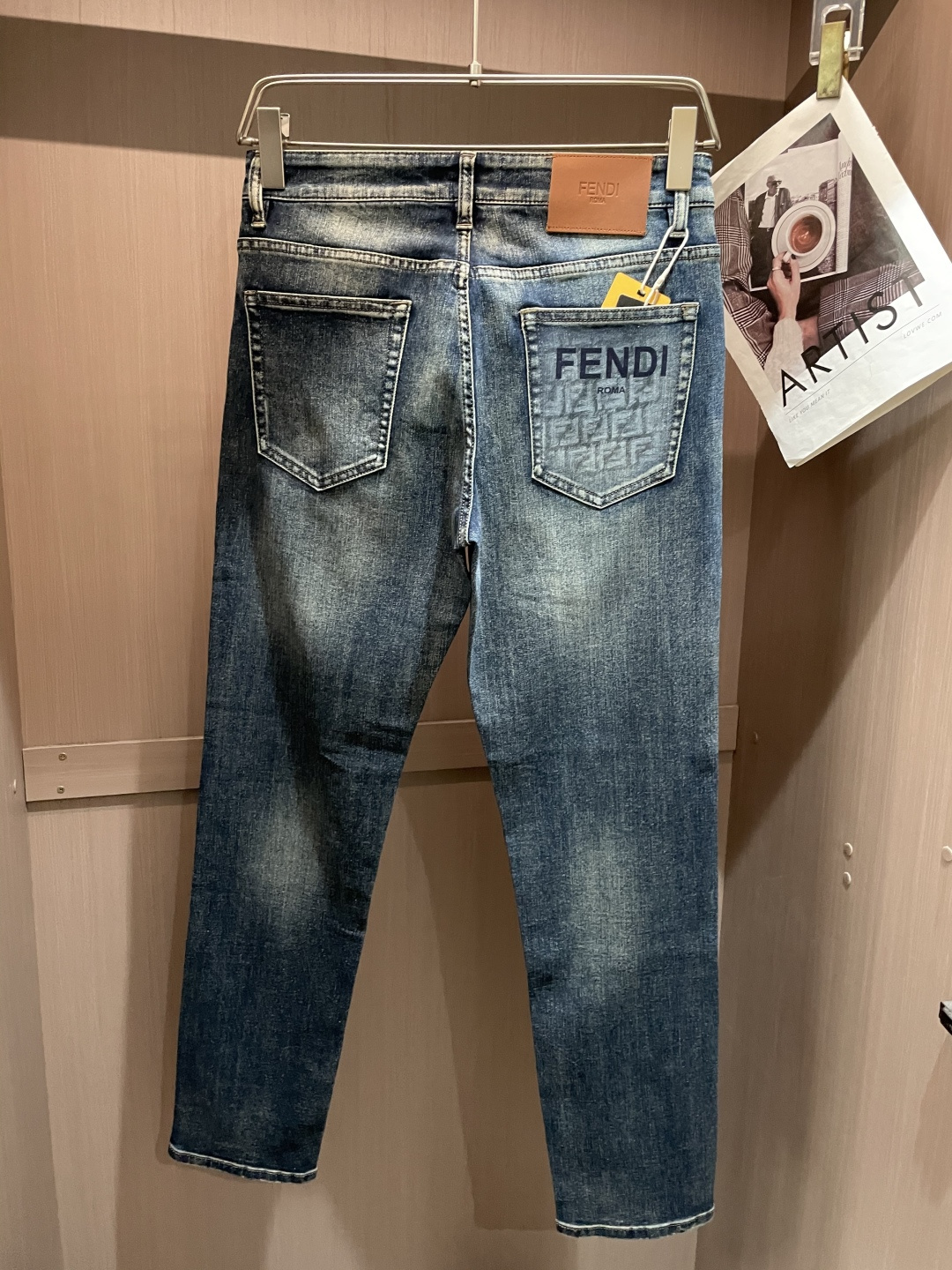 FD 专柜最新同款牛仔裤 面料版型做工绝绝子好穿不挑身材在搭配上没有太多的限制 随意简洁的衬托其他单品，