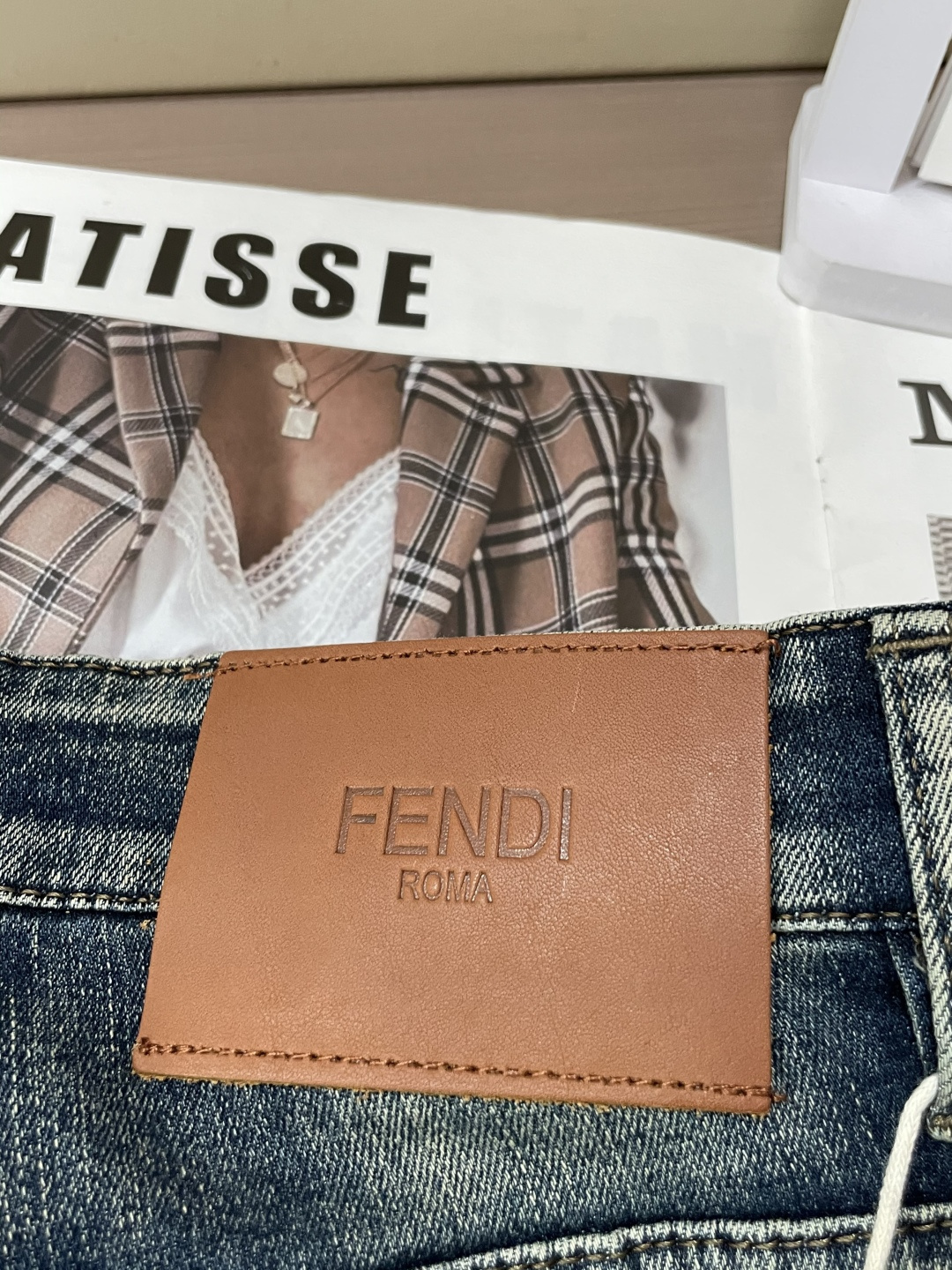 FD 专柜最新同款牛仔裤 面料版型做工绝绝子好穿不挑身材在搭配上没有太多的限制 随意简洁的衬托其他单品，