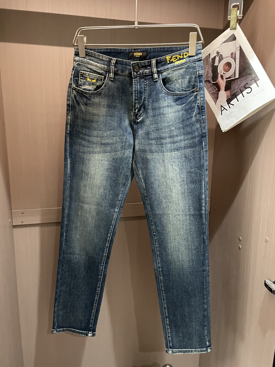 FD 专柜最新同款牛仔裤 面料版型做工绝绝子好穿不挑身材在搭配上没有太多的限制 随意简洁的衬托其他单品，