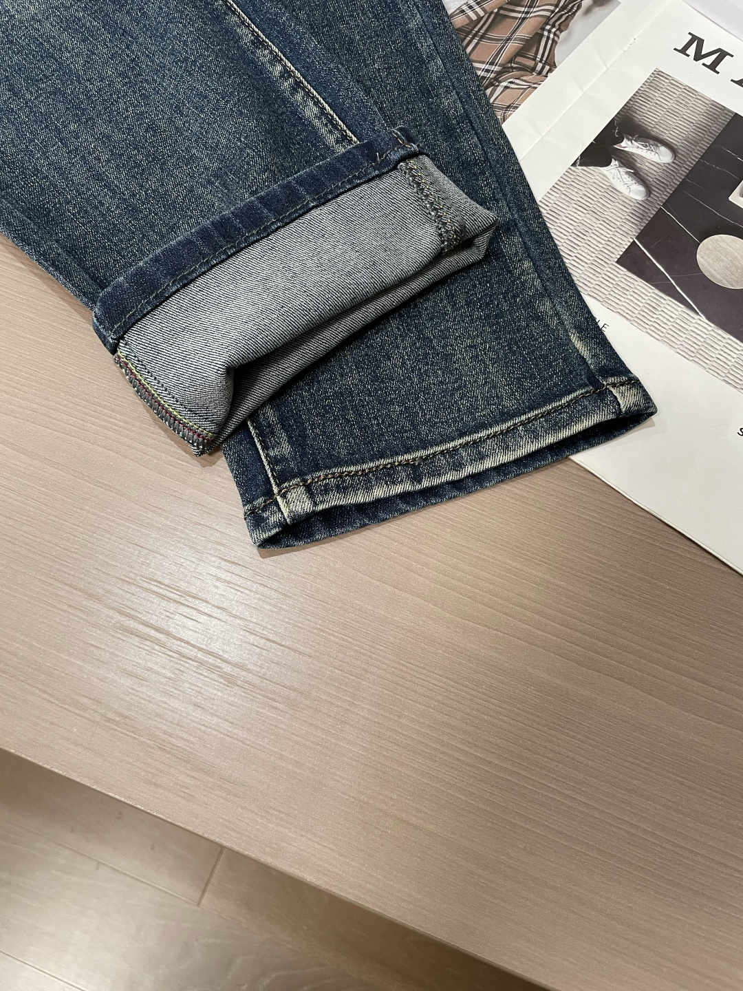 FD 专柜最新同款牛仔裤 面料版型做工绝绝子好穿不挑身材在搭配上没有太多的限制 随意简洁的衬托其他单品，