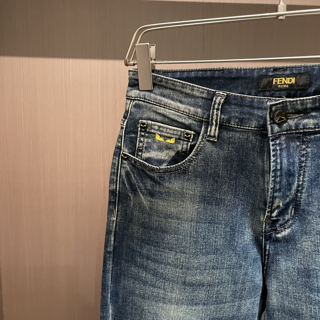 FD 专柜最新同款牛仔裤 面料版型做工绝绝子好穿不挑身材在搭配上没有太多的限制 随意简洁的衬托其他单品，