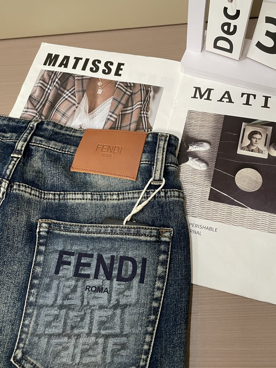 FD 专柜最新同款牛仔裤 面料版型做工绝绝子好穿不挑身材在搭配上没有太多的限制 随意简洁的衬托其他单品，